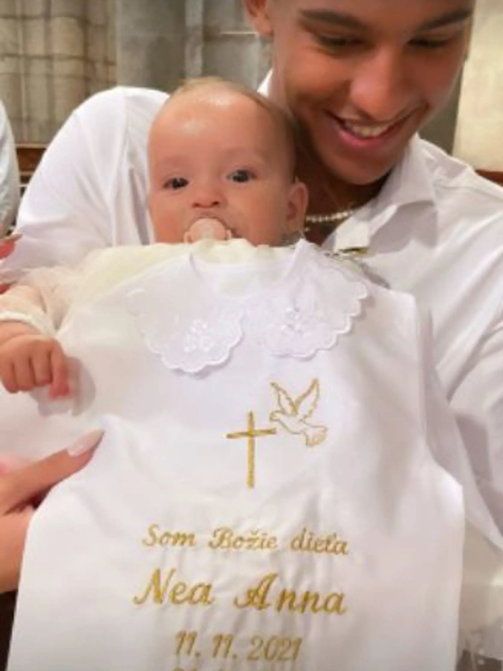 Matúš Kolárovský počas krstu dcérky Ney, ktorú má s Twiinskou Veronikou Nízlovou.