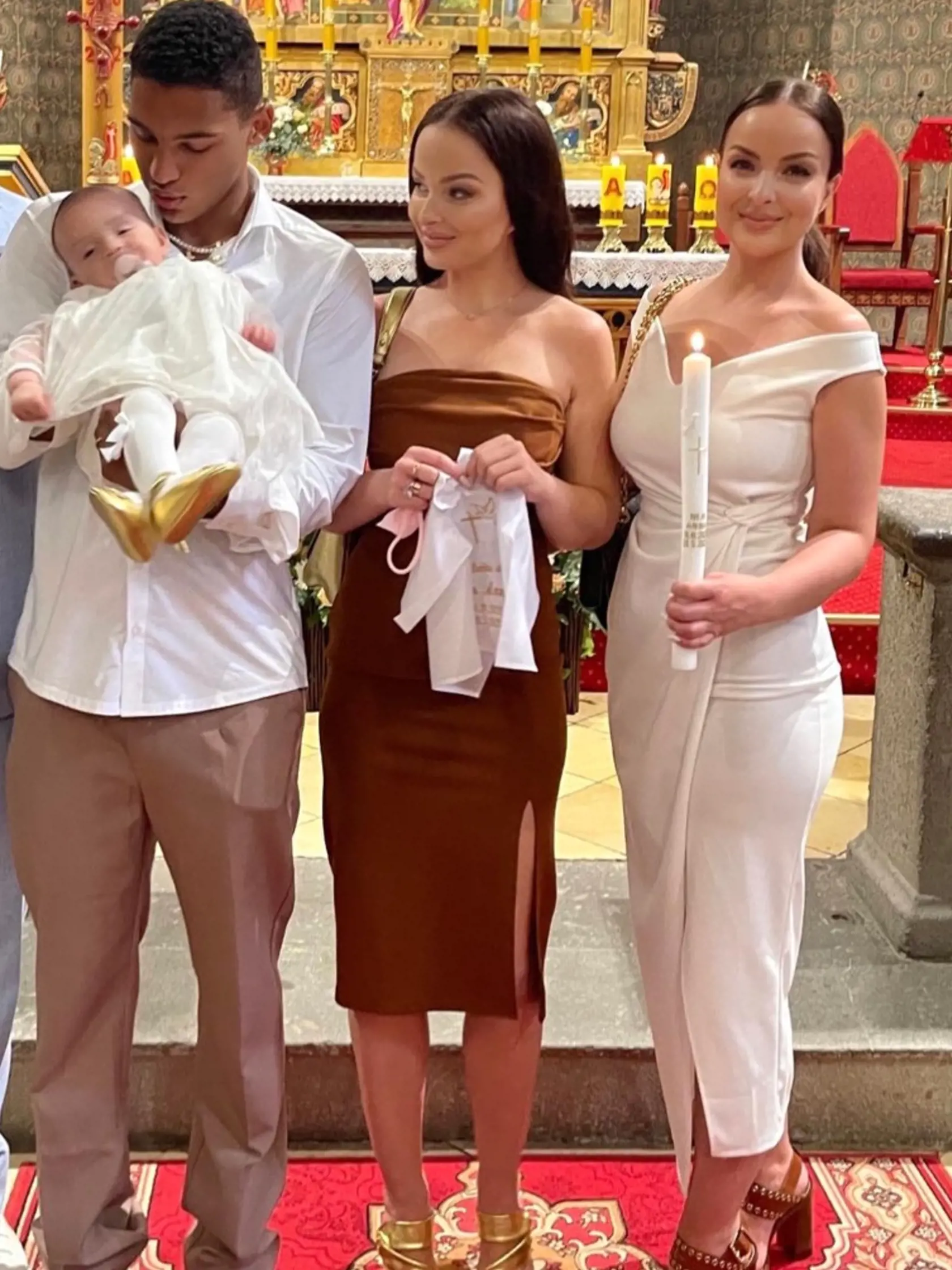 Krstiny malej Ney - krstný otec Tomáš Stríž, otec Matúš Kolarovský s Neou v náručí, mama Veronika Nízlová, krstná mama Daniela Nízlová