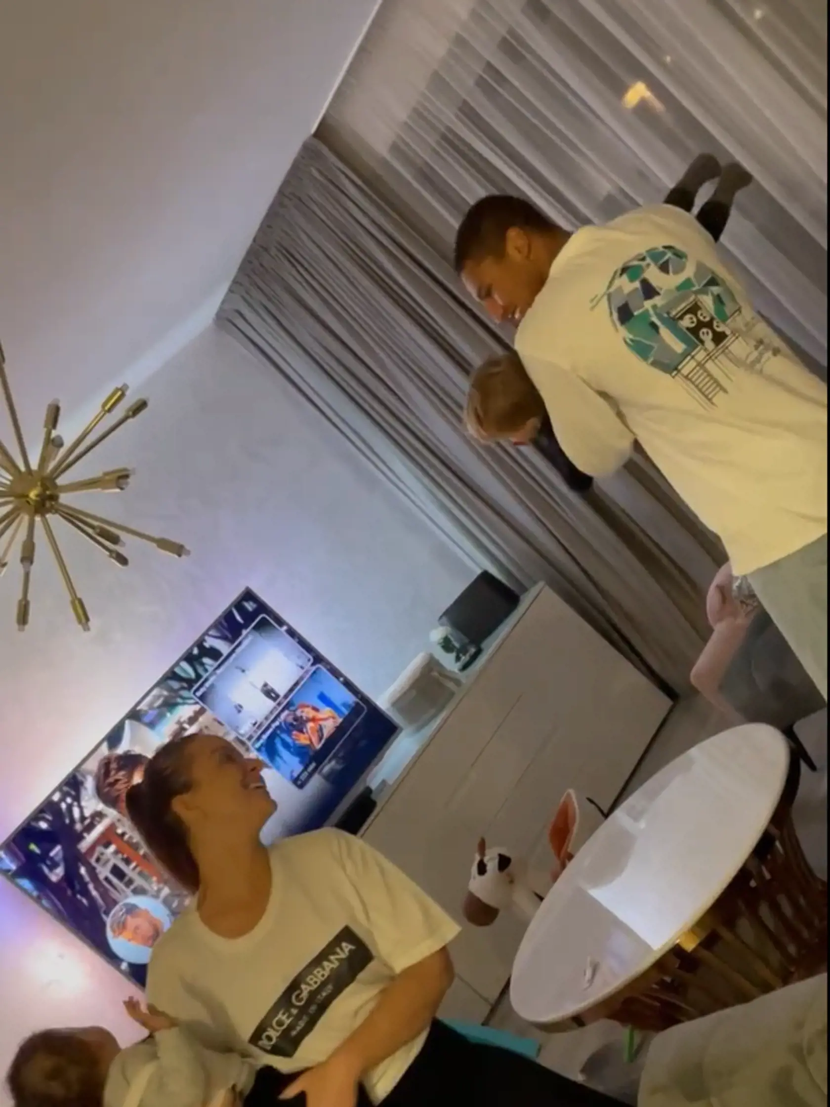 Zábery z videa k prvým narodeninám: Kolárovský a Nízlová v dome Twiinsiek v Tlmačoch.