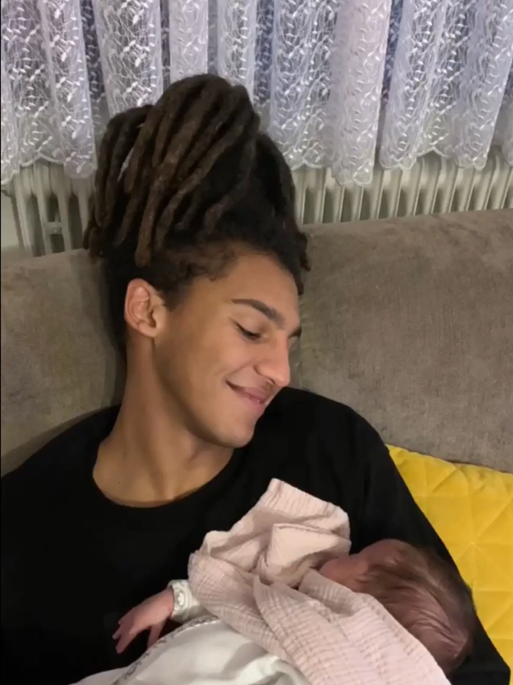 Zábery z videa k prvým narodeninám: Matúš Kolárovský s dcérou.