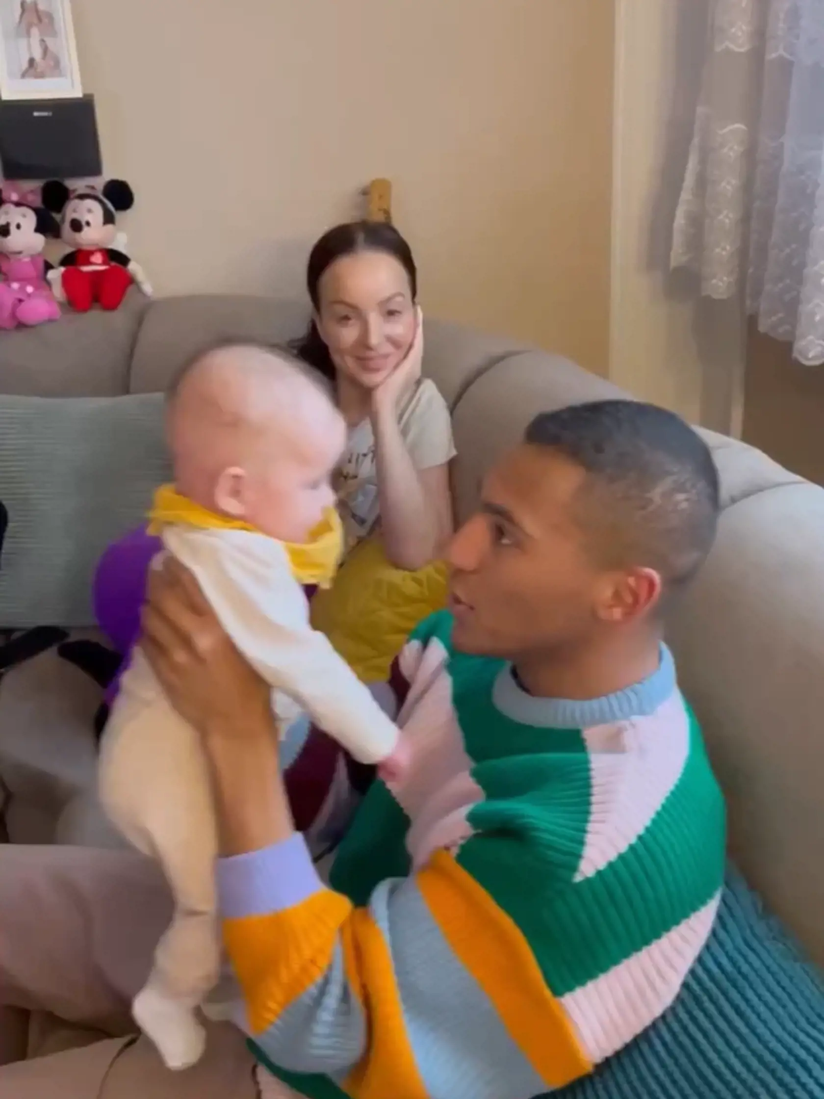 Zábery z videa k prvým narodeninám: Kolárovský a Nízlová s dcérou.