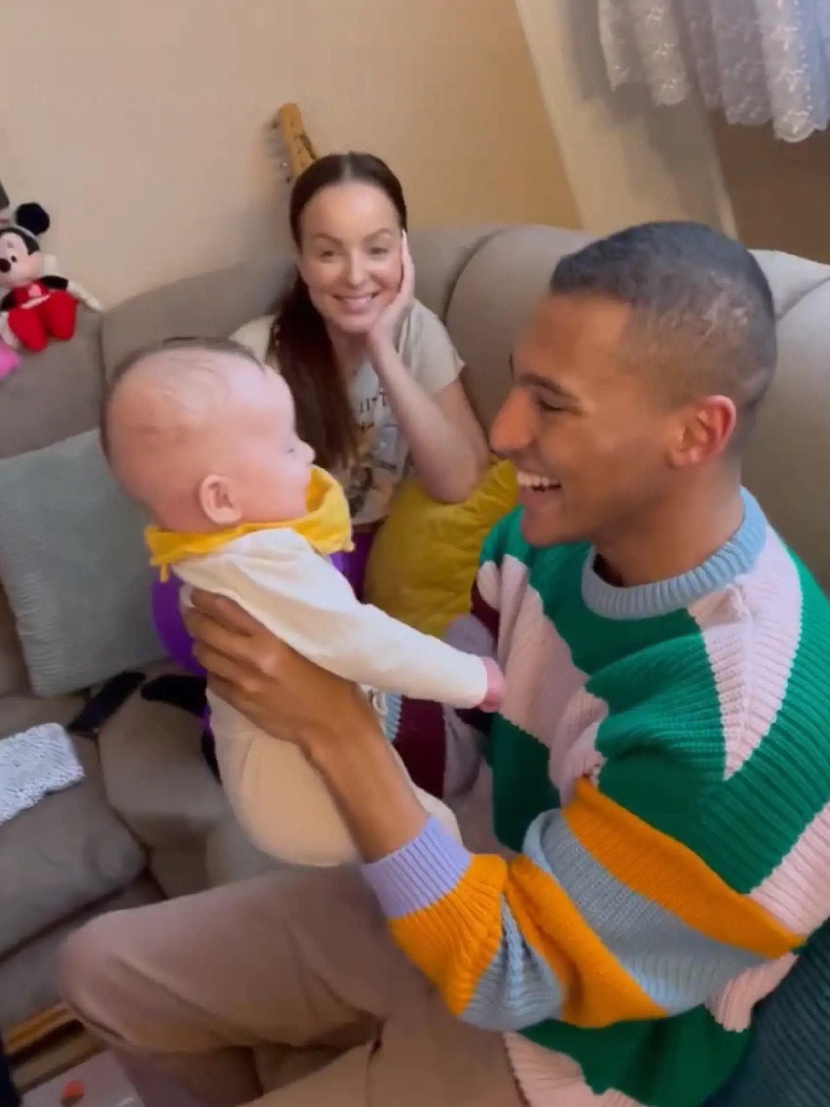 Zábery z videa k prvým narodeninám: Kolárovský a Nízlová s dcérou.