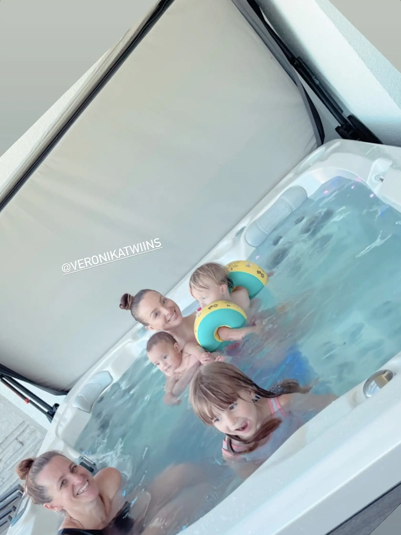 Matúšova mama v lete navštívila sestry Nízlové a užila si chvíle so svojou vnučkou.