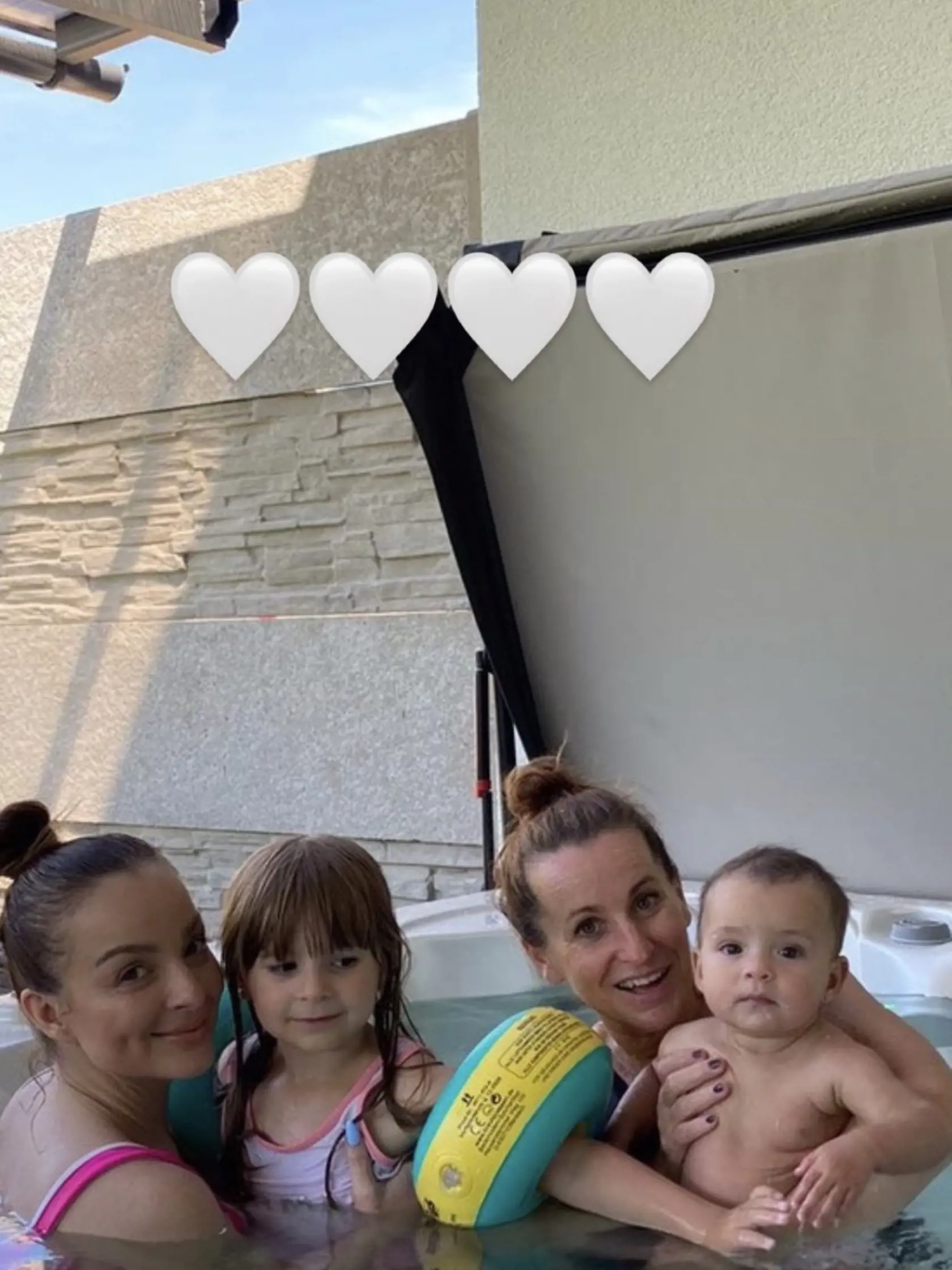 Matúšova mama v lete navštívila sestry Nízlové a užila si chvíle so svojou vnučkou.