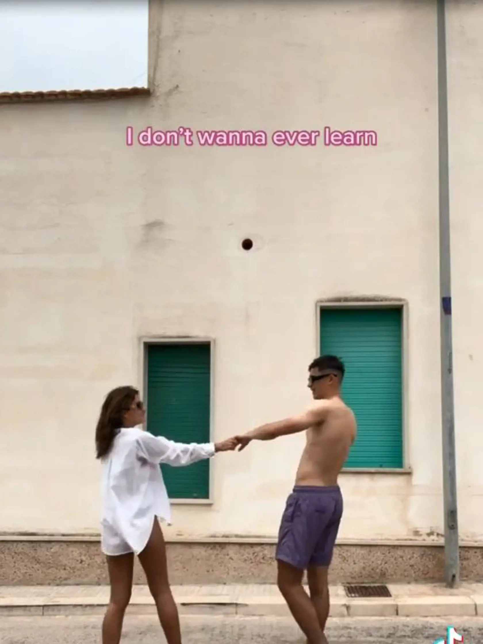 Zaľúbenými zábermi s Demitrom juniorom sa na sociálnej sieti pochválila aj Vanesa.