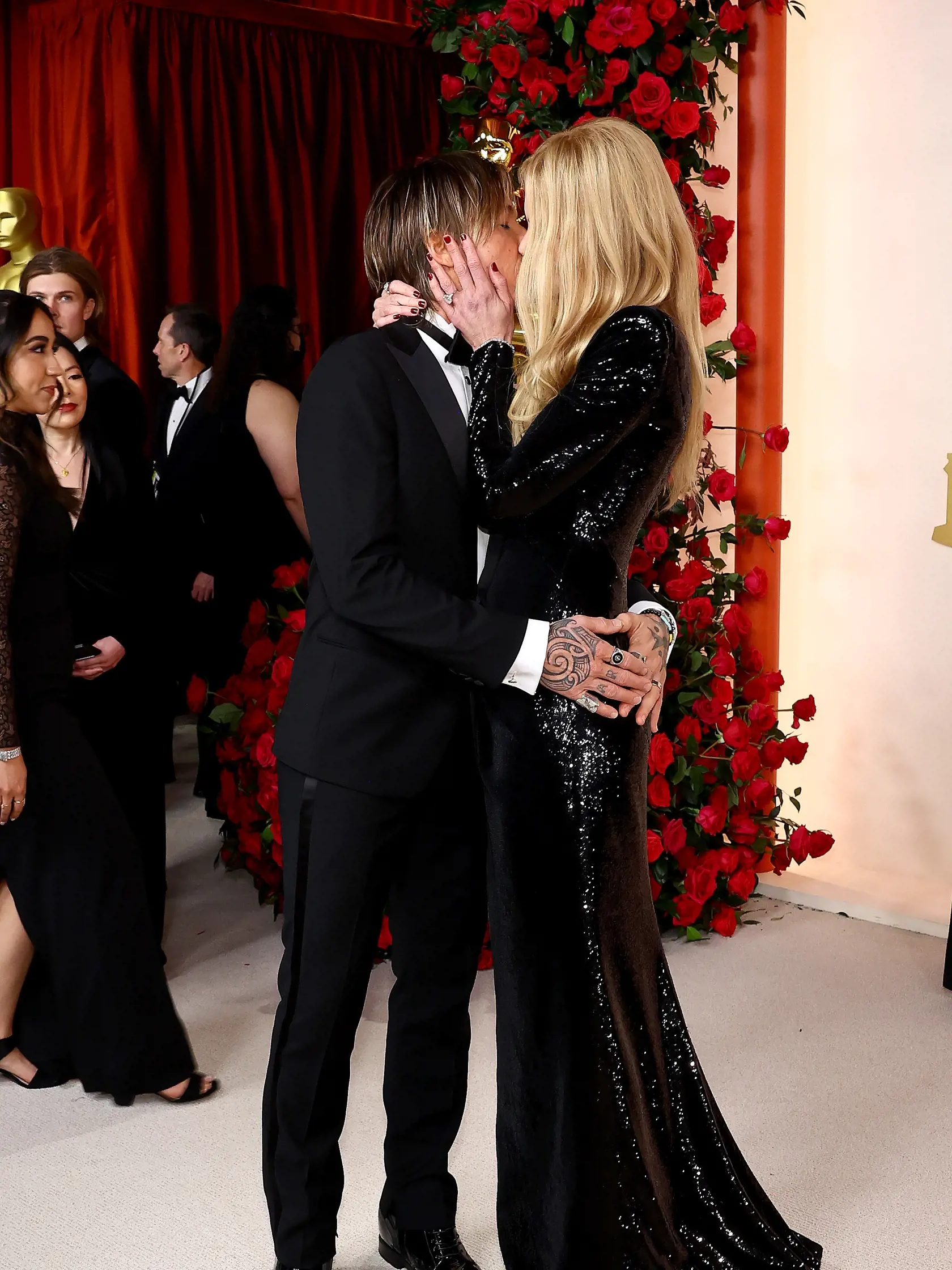 Herečka Nicole Kidman (55) síce na svoj vek nevyzerá, no najnovšie sa na Oscaroch predviedla s celkom zmenenou tvárou a divným správaním, ktoré pôsobilo podnapito. Okrem dokonalej postavy predviedla aj mladistvý vzhľad, ktorý zjavne nepatrí len matke prírode, ale aj šikovným rukám chirurga.