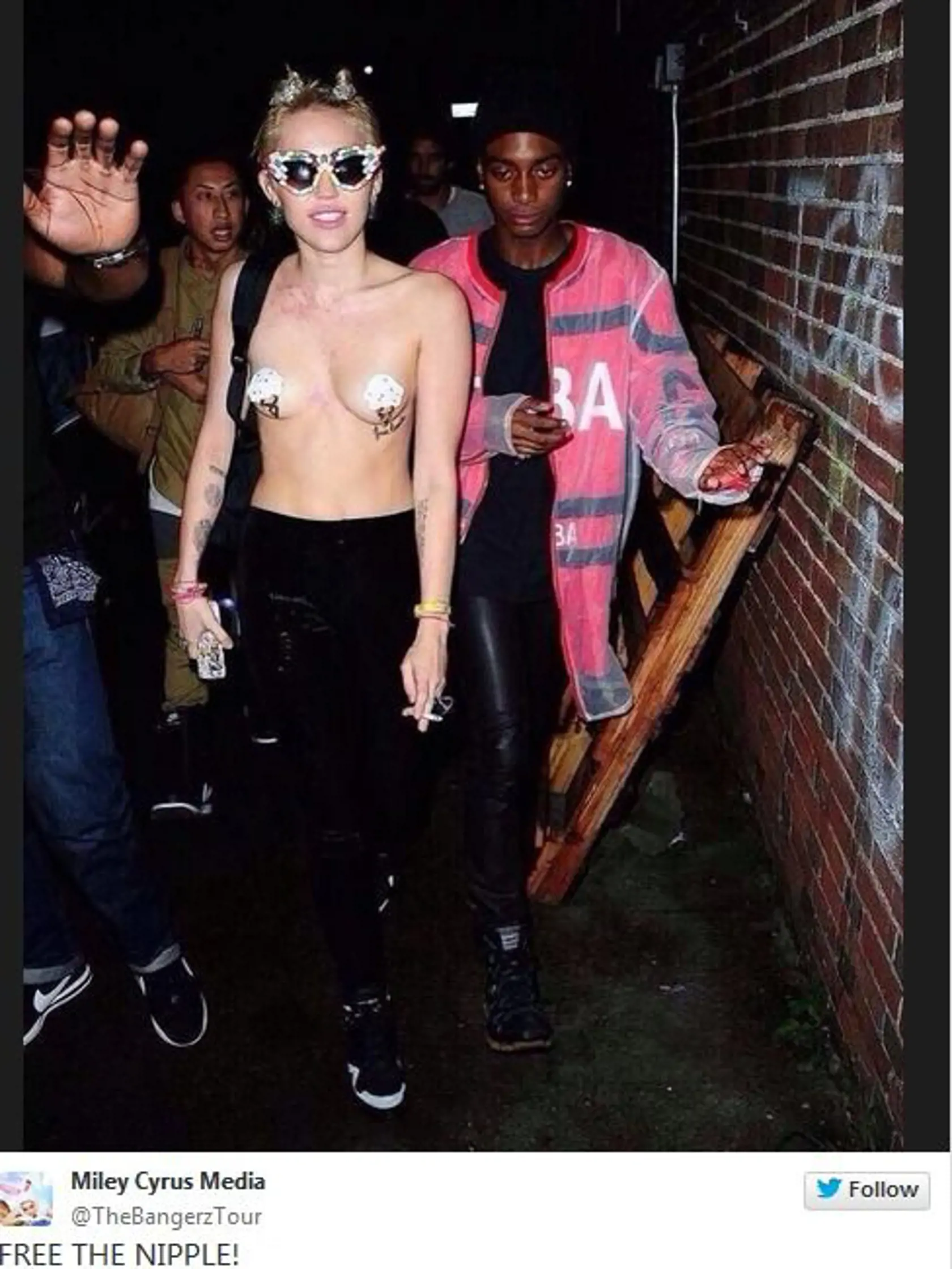 ,,Osloboďte bradavky!" hlása Miley.