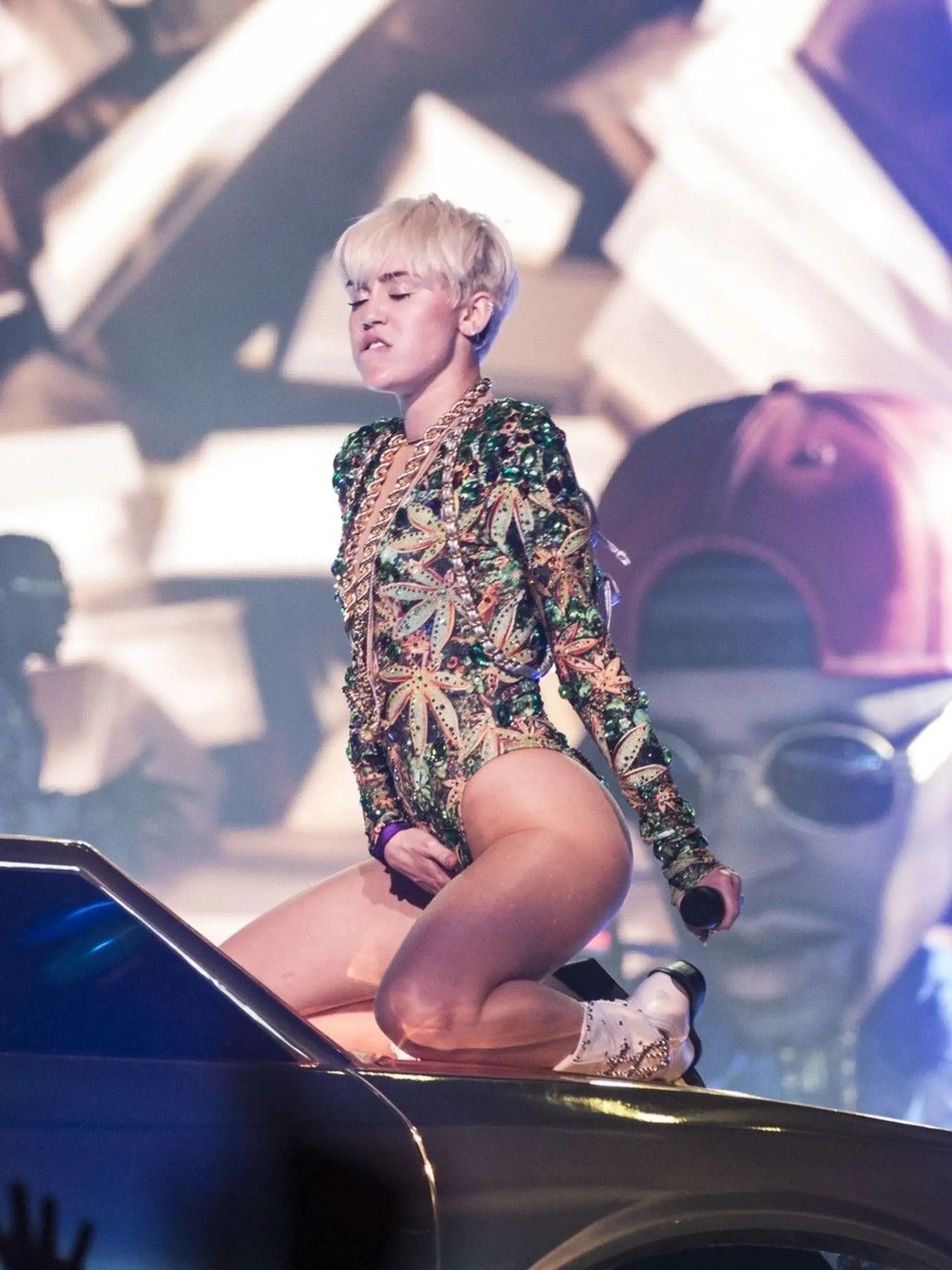 Takto sa na koncertoch predvádza Miley Cyrus.
