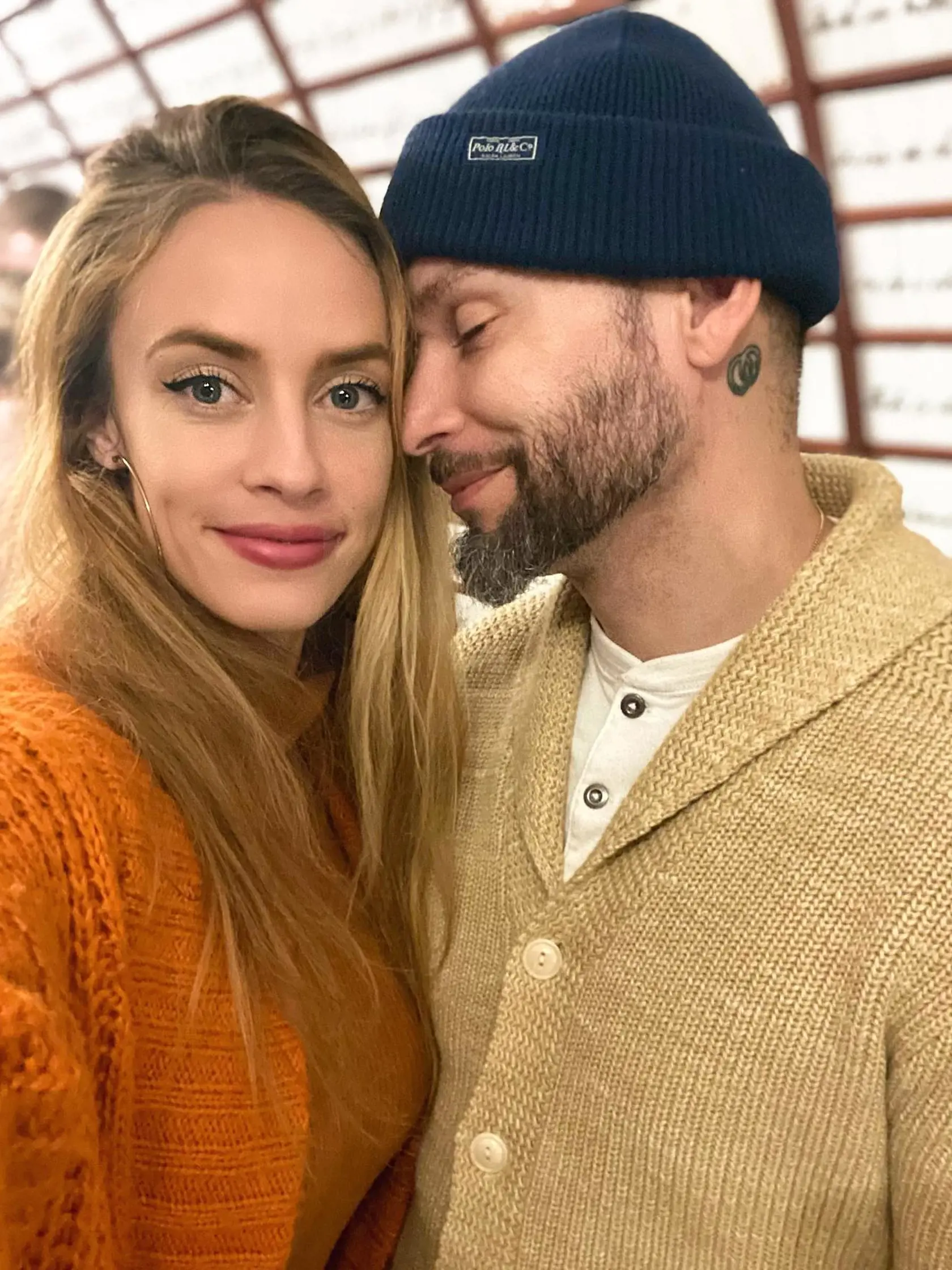 Johnny s priateľkou Pepe sa tešia na prvé bábätko.