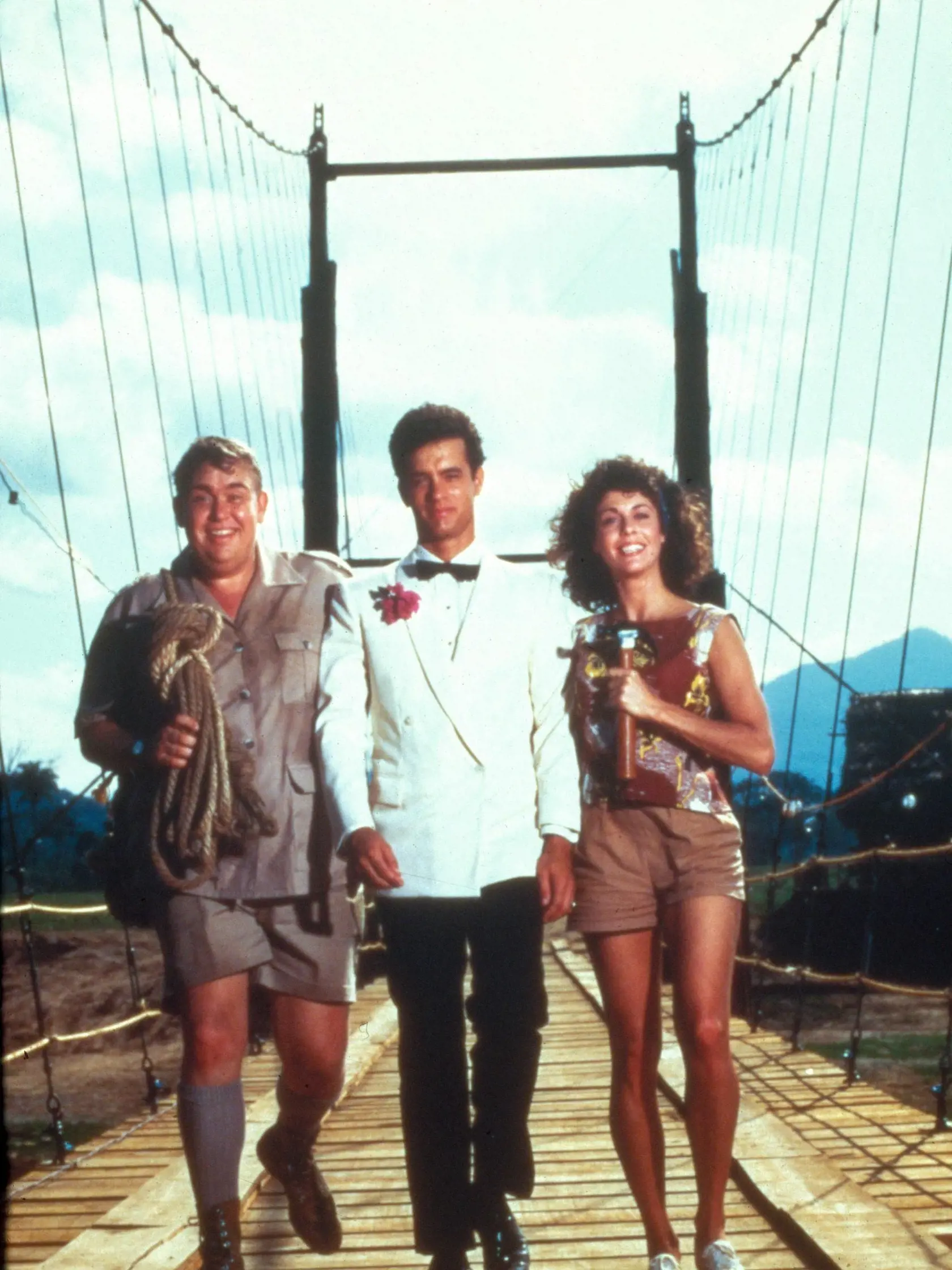 Tom Hanks (v strede) a Rita Wilson v komédii Volunteers v roku 1985.