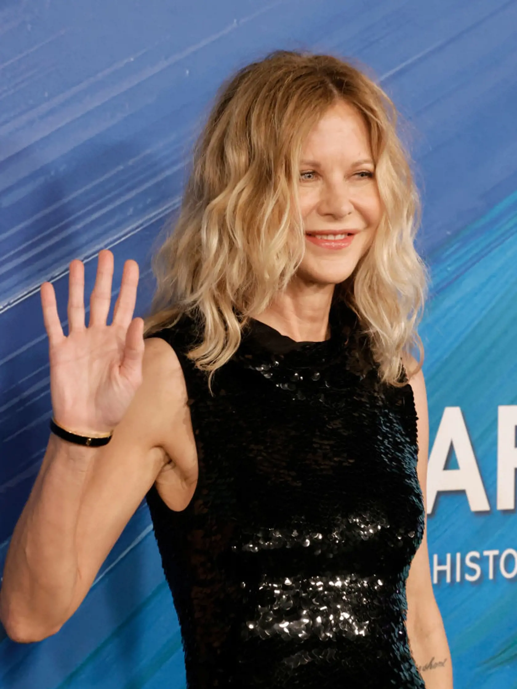 Meg Ryan prekvapila v krásnych čiernych šatách. Pristalo jej to, v 59 rokoch vyzerá veľmi mladistvo!