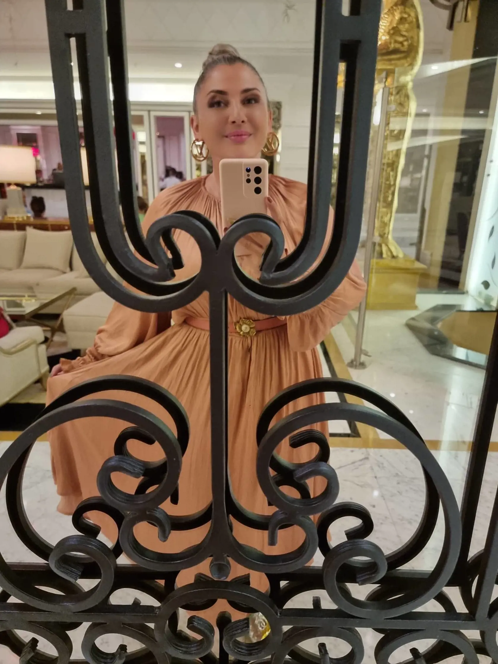 Okolo zrkadla s neobyčajnou dekoráciou sa nedá prejsť len tak bez toho, aby si človek nespravil selfie.