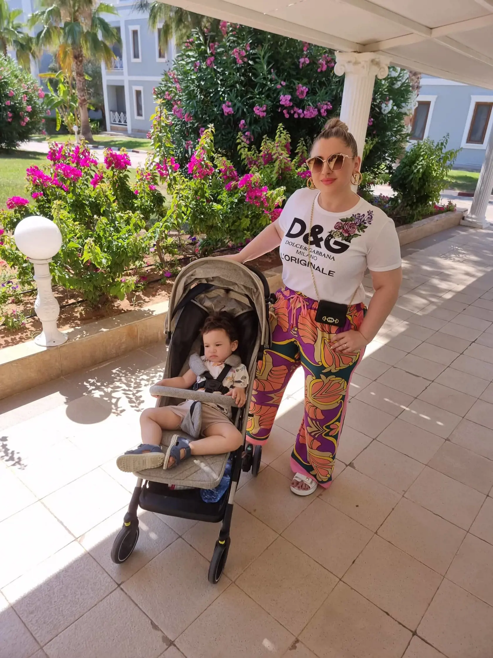 Alana pobyt vo vode a teplé počasie uspáva. V tieni, kde je v jeho blízkosti mama sa dieťa cíti dobre a bezpečne.