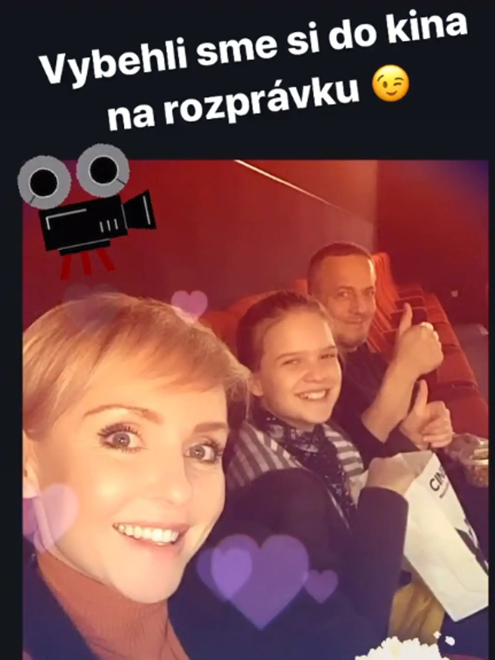 Kvetka Horváthová v kine s dcérou Paulínkou a manželom Júliusom.