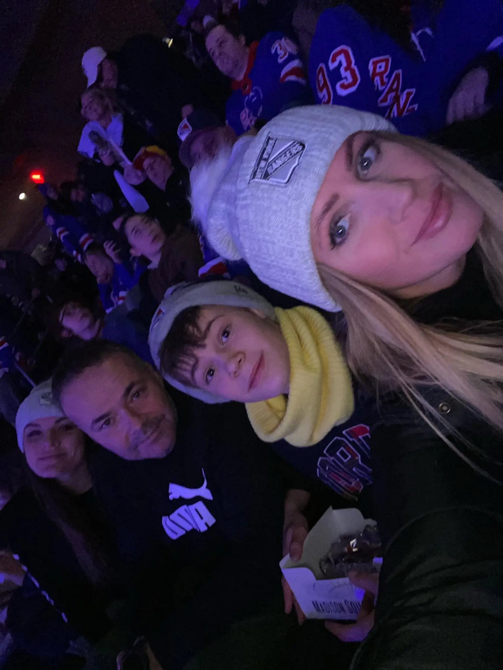 Vlani, koncom decembra skončila Eva so synom a mužom v aréne Madison Square Garden v NY.