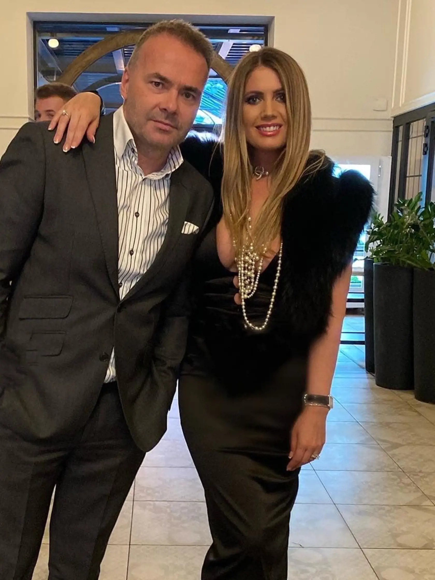 Manželia sa pred časom vystrojili na svadbu. Outfit bol veľmi zvláštny.