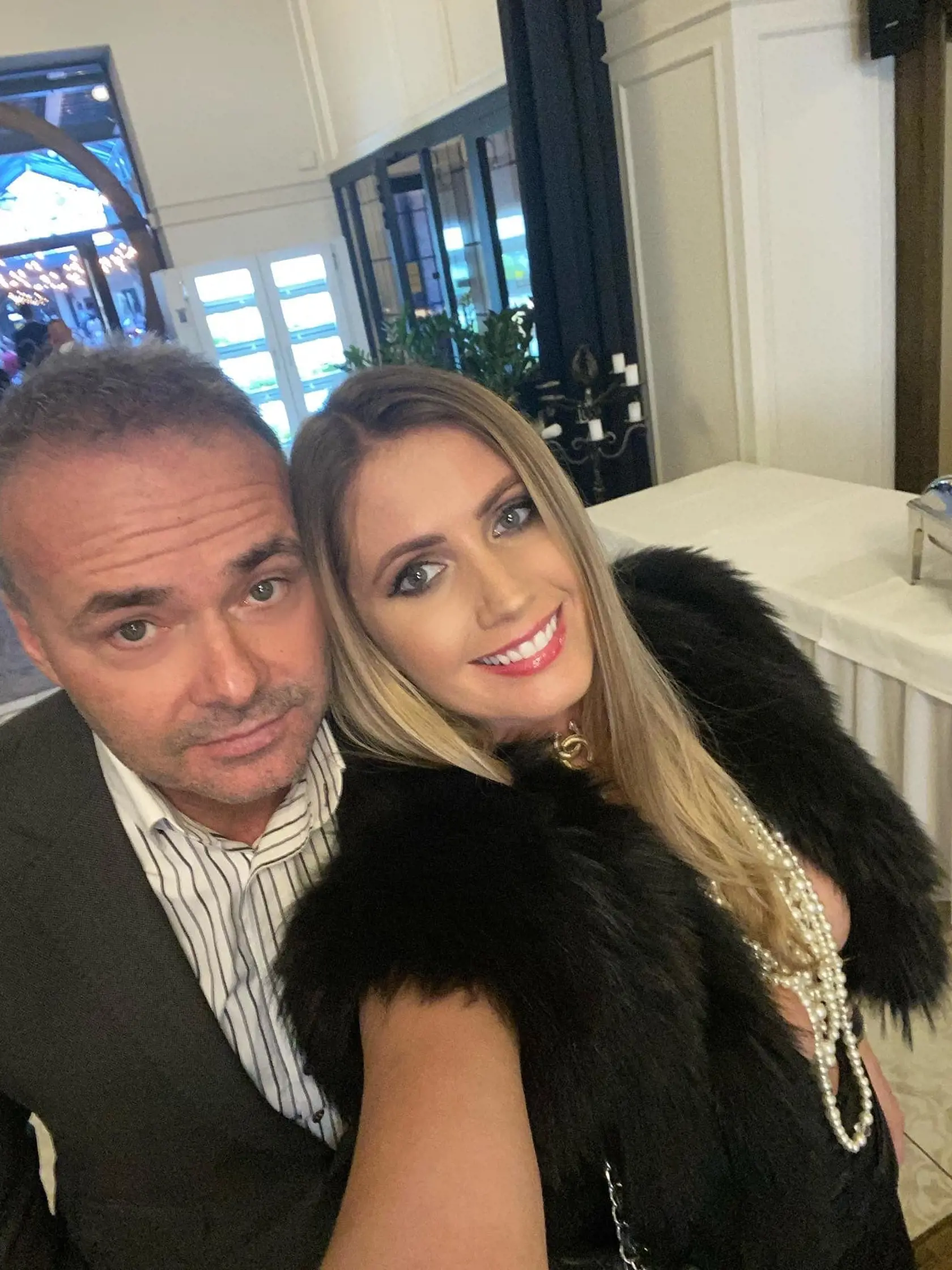 Svadobný outfit?! Štylistka bola k Rezešovi zhovievavá k Eve menej. Tá si vulgárne pôsobiaci výstrih zakrývala vlasmi a náhrdelníkom. Celkový efekt...