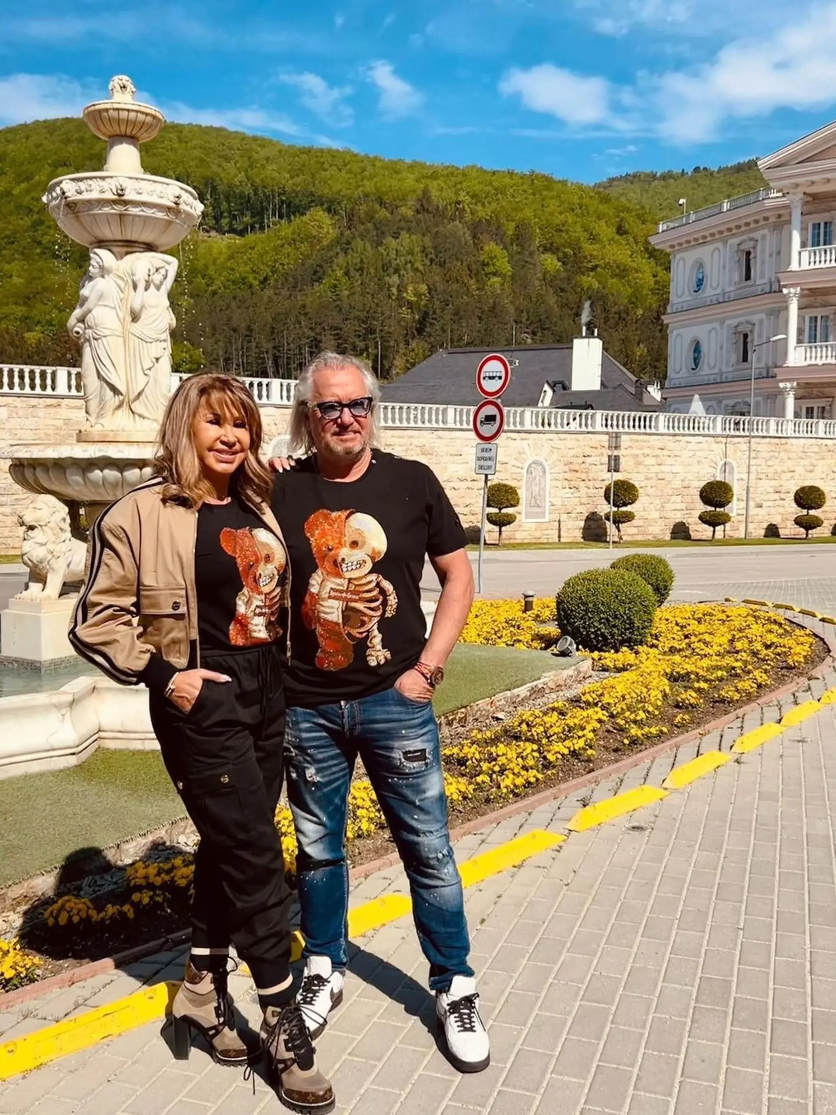 Milionárska rodina Geissovcov zavítala na Slovensko prvý raz a hoci najmladšia ratolesť o našej krajine vôbec nevedela, množstvo fanúšikov ich milo prekvapilo. Zatiaľ čo Carmen (57) bola po prílete zavalená množstvom batožiny, jej dve unudené ratolesti Davina a Shania sa nevedeli dočkať skôr vytúženej masáže. Slávna rodinka si zašla aj do dekadentného wellness hotela napraviť kosti z ťažkej práce.