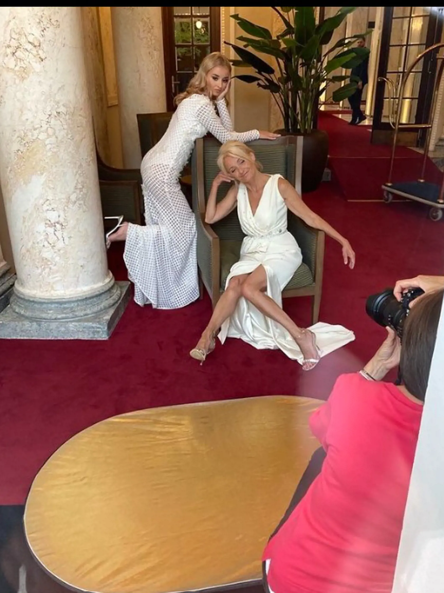 Veronika Žilková pri fotení s dcérou Kordulou. Za fotoaparátom je Lenka Hatašová.