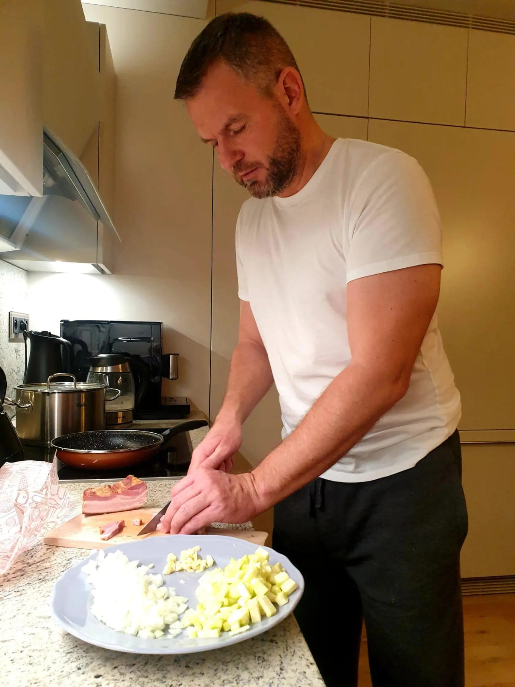 Peter Pellegrini svoj čas v karanténe trávi najmä v kuchyni.