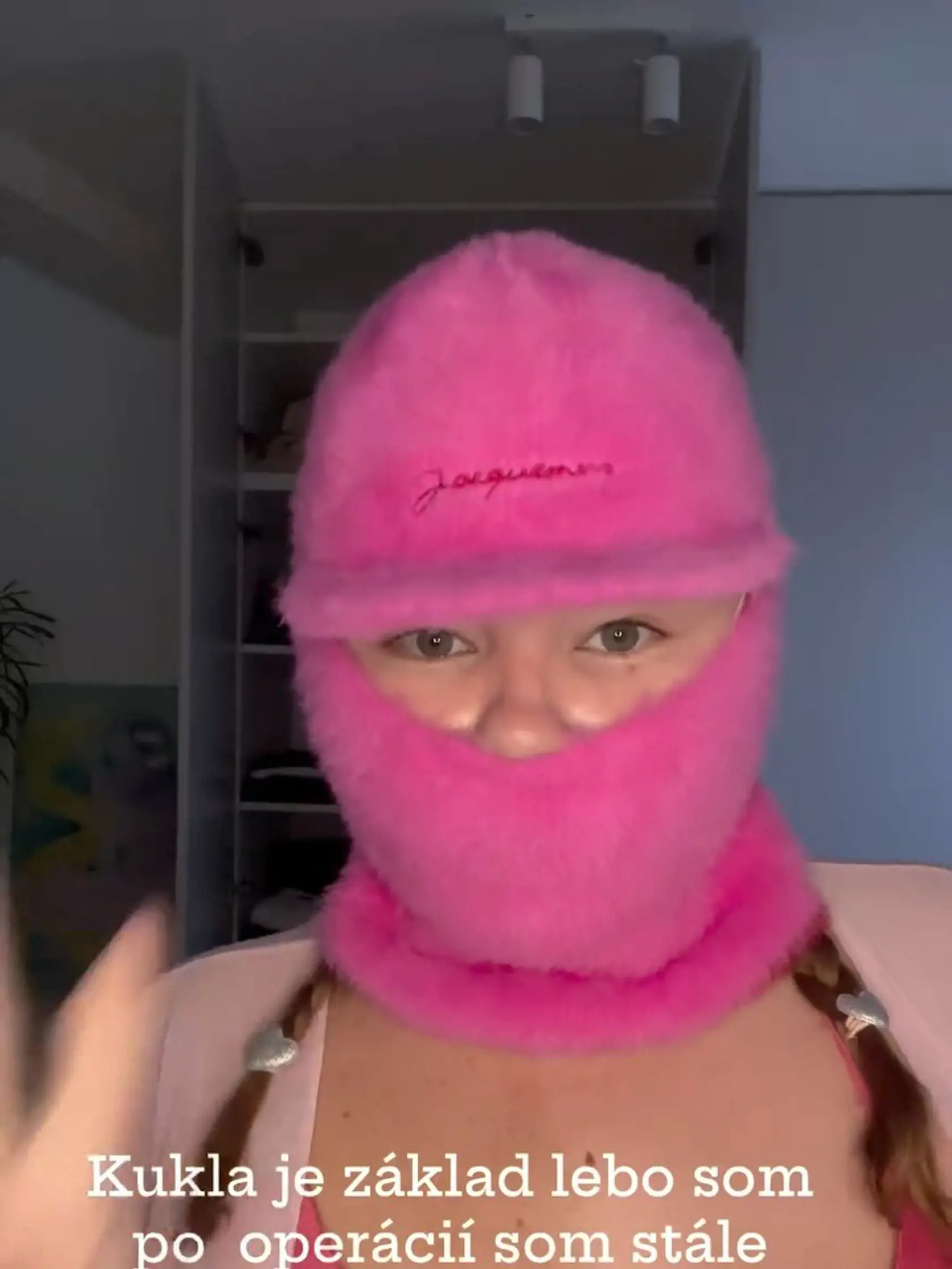 Evelyn chodila na verejnosti v kukle.