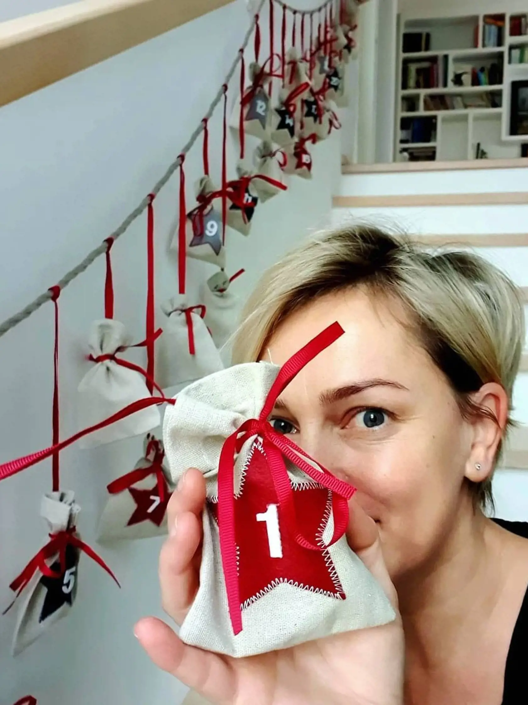 Schodisko a zaujímavá knižnica...