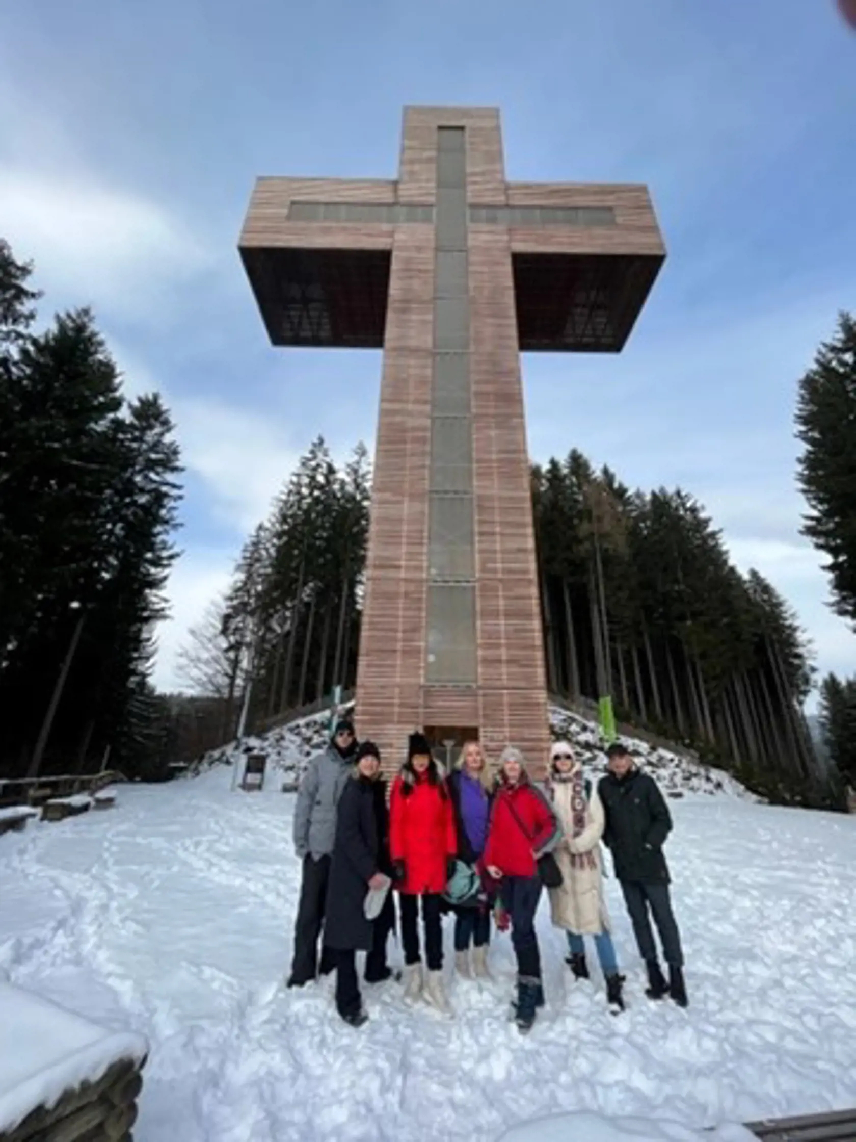 Ak nie ste lyžiar, prejdite sa k najväčšiemu drevenému krížu na svete.