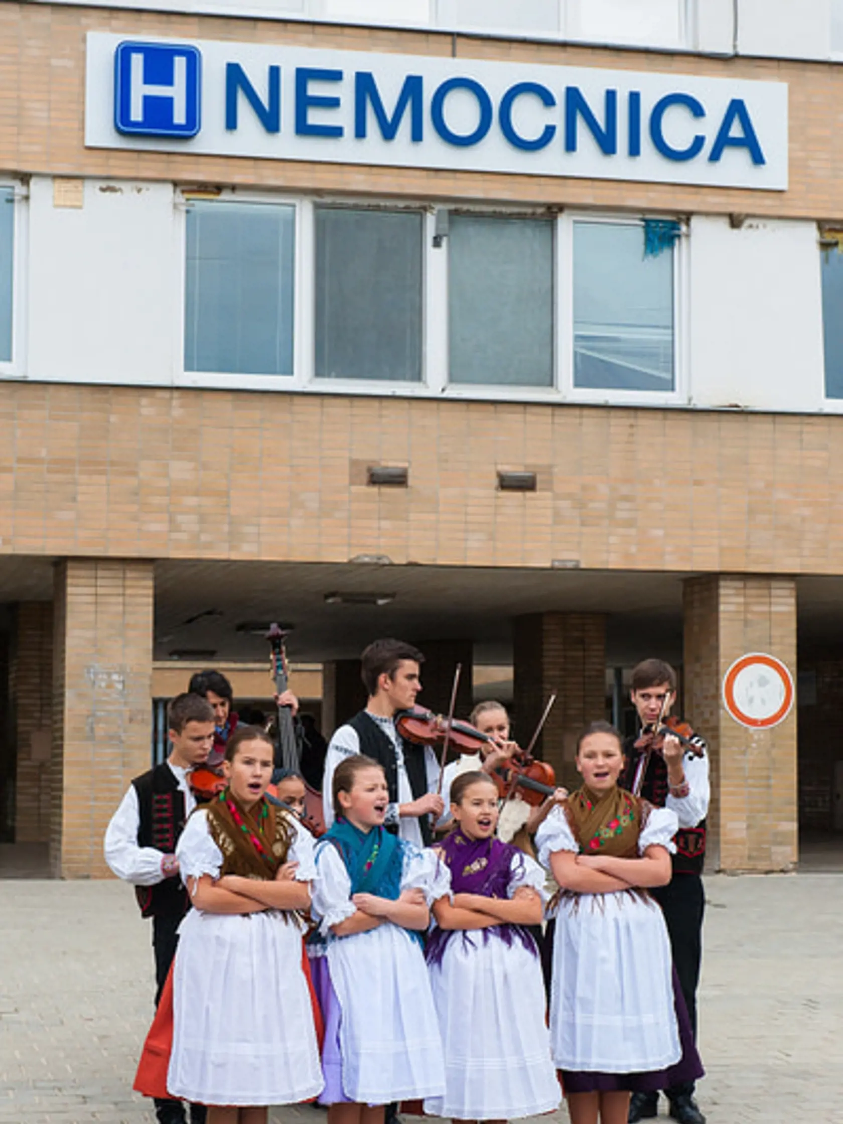 Novú dlažbu pred nemocnicou si vyskúšali ako prví  mladi folkloristi.