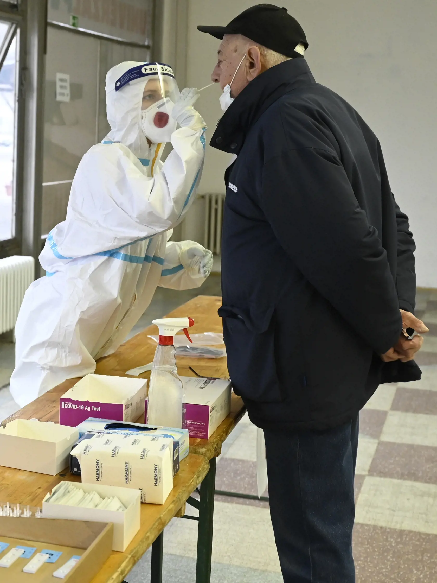 Zdravotníčka odoberá vzorku obyvateľovi počas antigénového testovania v centre Púchova 9. januára 2021. Počas víkendu 9. a 10. januára 2021 čaká Púchovčanov a obyvateľov ďalších deviatich obcí okresu celoplošné antigénové testovanie na nový koronavírus. FOTO TASR - Radovan Stoklasa