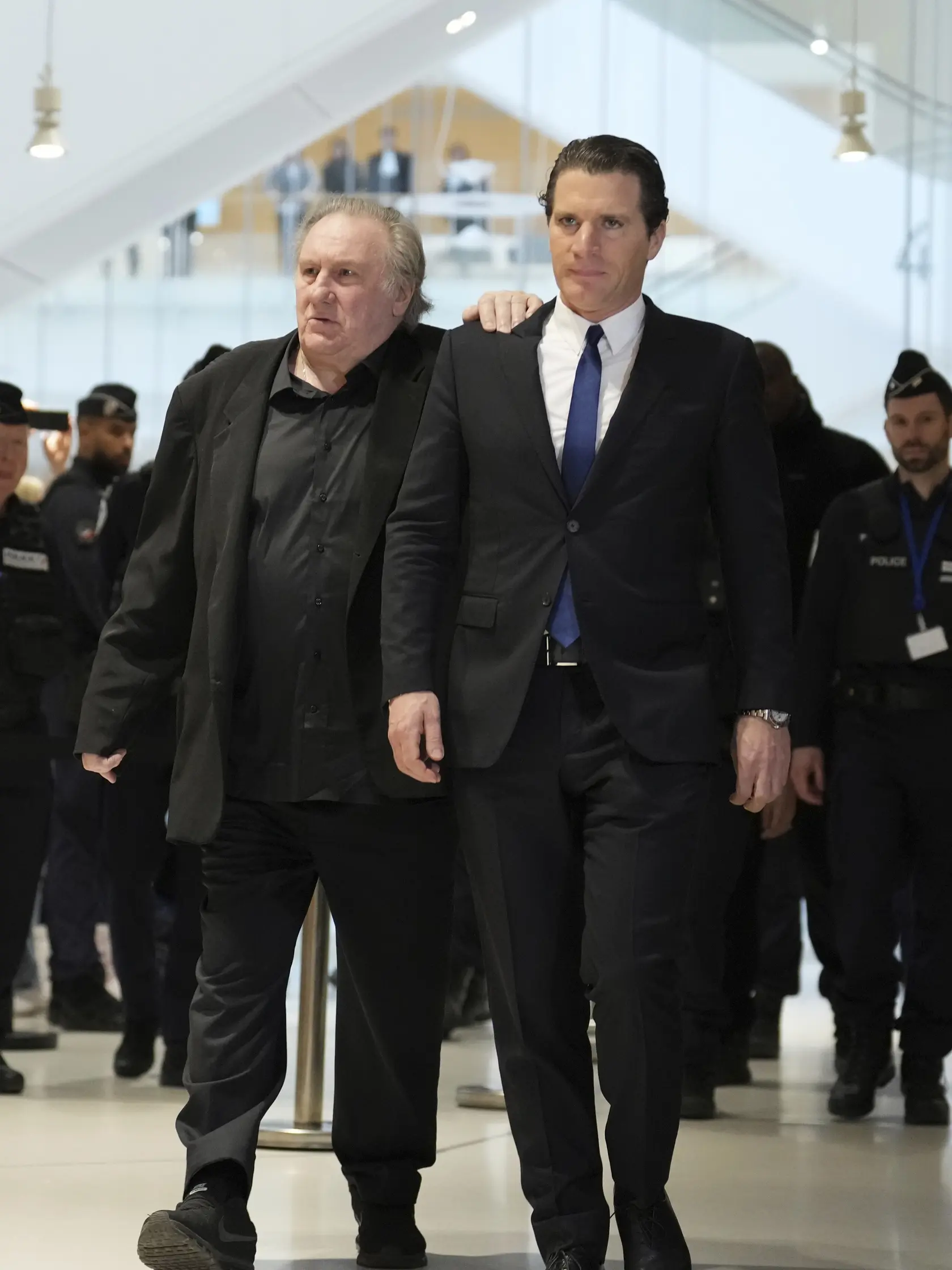 JB 19 Paríž - Francúzsky herec Gerard Depardieu (vľavo) prichádza so svojím advokátom Jeremiem Assousom na súd v Paríži 25. marca 2025, kde sa začal súdny proces s hercom obvineným zo sexuálneho napadnutia dvoch žien počas nakrúcania filmu Zelené okenice v roku 2021. Súd proces v októbri odročil pre hercov zdravotný stav. FOTO TASR/AP

Actor Gerard Depardieu, left, arrives at his trial for the alleged sexual assaults of two women on a film set in 2021, with his lawyer Jeremie Assous ,Tuesday, March 25, 2025 in Paris. (AP Photo/Aurelien Morissard)