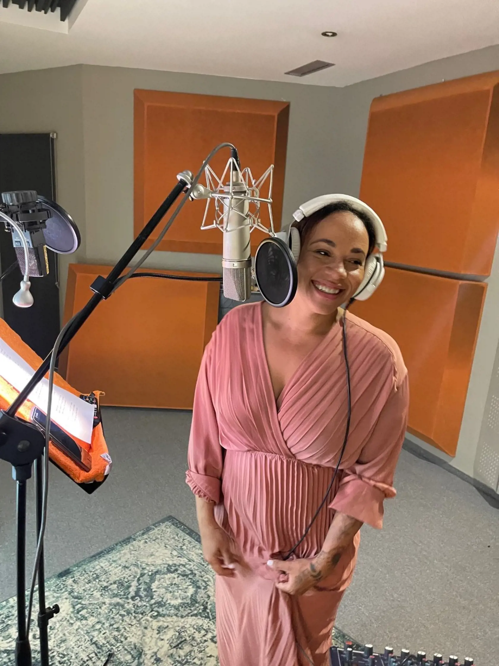 EXKLUZÍVNE Tina pri nahrávaní songu k filmu Známi Neznámi