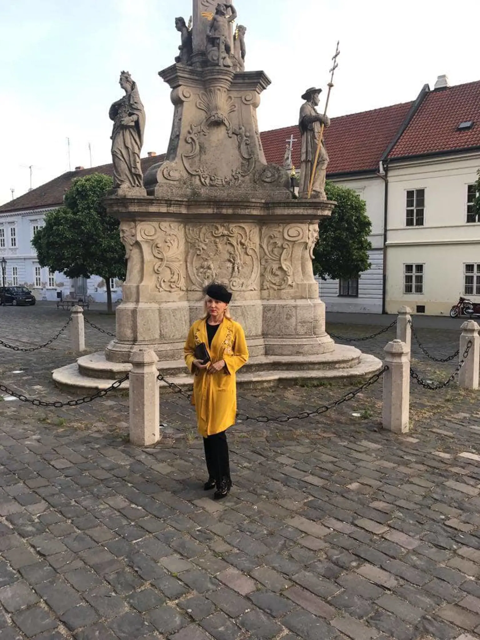Pózuje alebo hľadí do iného objektívu?