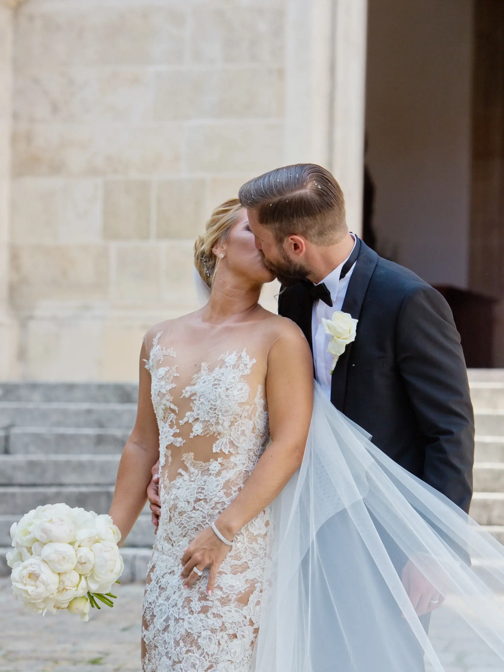Na snimke Dominika Navara Cibulkova a Michal Navara pozuju pred juznym vchodom Domu Svateho Martina tesne po svadobnom obrade.