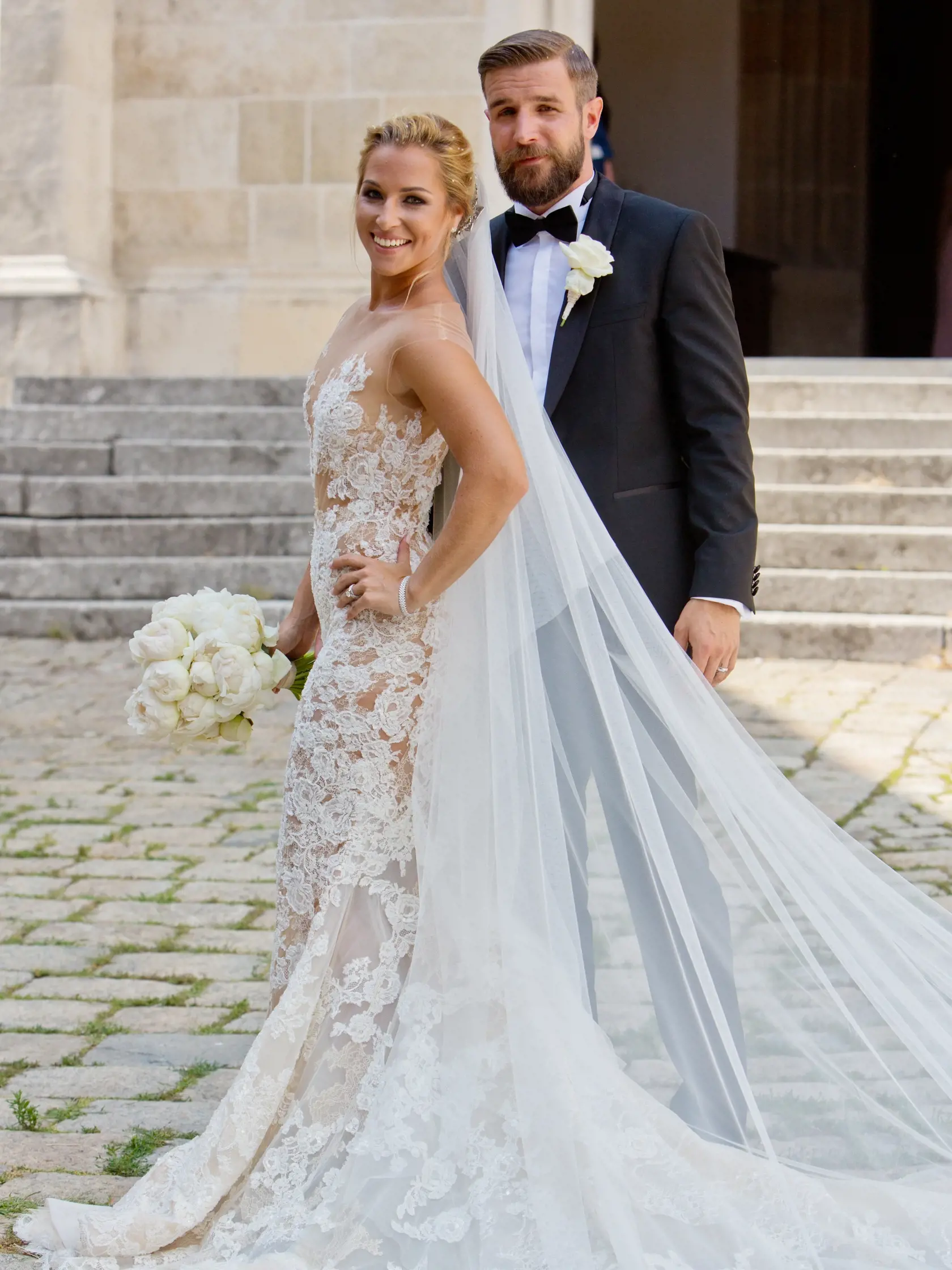 Na snimke Dominika Navara Cibulkova a Michal Navara pozuju pred juznym vchodom Domu Svateho Martina tesne po svadobnom obrade.