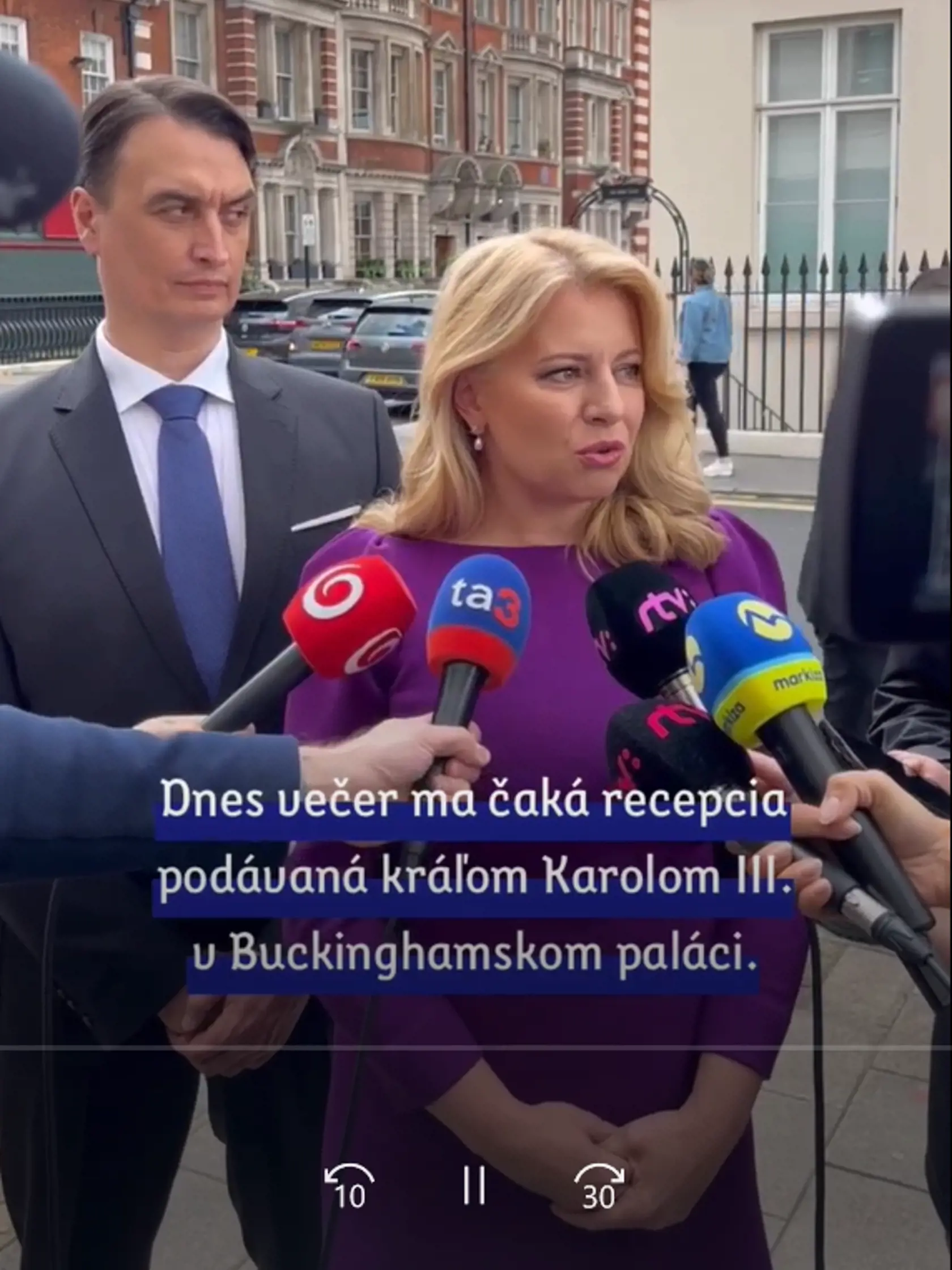 Hlava štátu si pri príležitosti menovania novej úradníckej vlády zrecyklovala nádherné purpurové šaty, v ktorých sme ju mohli vidieť nedávno na slávnostnej recepcii podávanej kráľom Karolom III. v Buckinghamskom paláci, ktorá sa konala pri príležitosti jeho korunovácie.