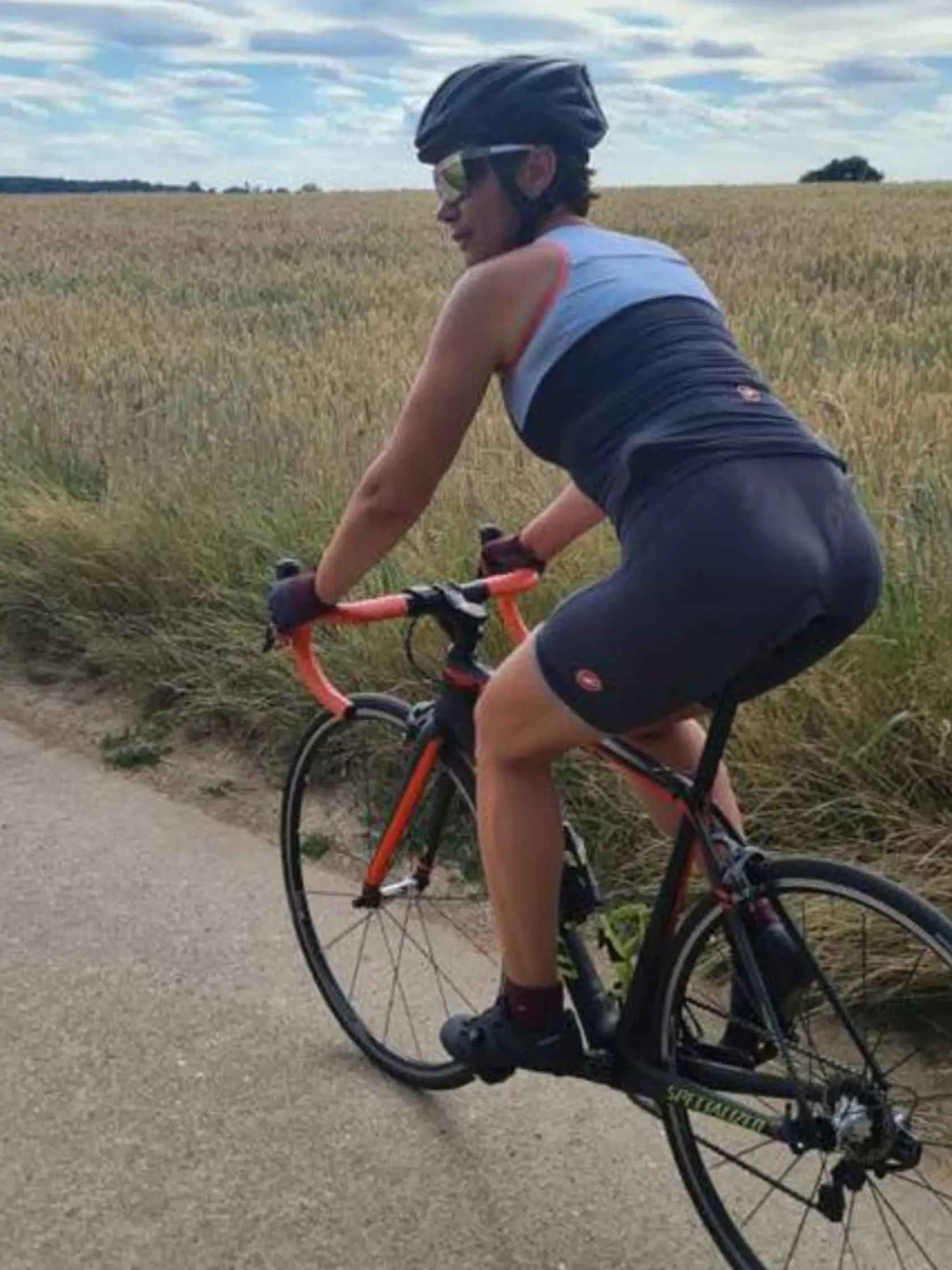 Politička  najnovšie prekvapila horúcim záberom! Na svojom profile zverejnila fotografie, kde ju vidno v obtiahnutých cyklistických nohaviciach, z ktorých jej presvitá dokonca aj spodné prádlo! Takýto sexi outfit si europoslankyňa môže kľudne dovoliť, keďže sa vďaka športu môže pochváliť ukážkovou postavou!