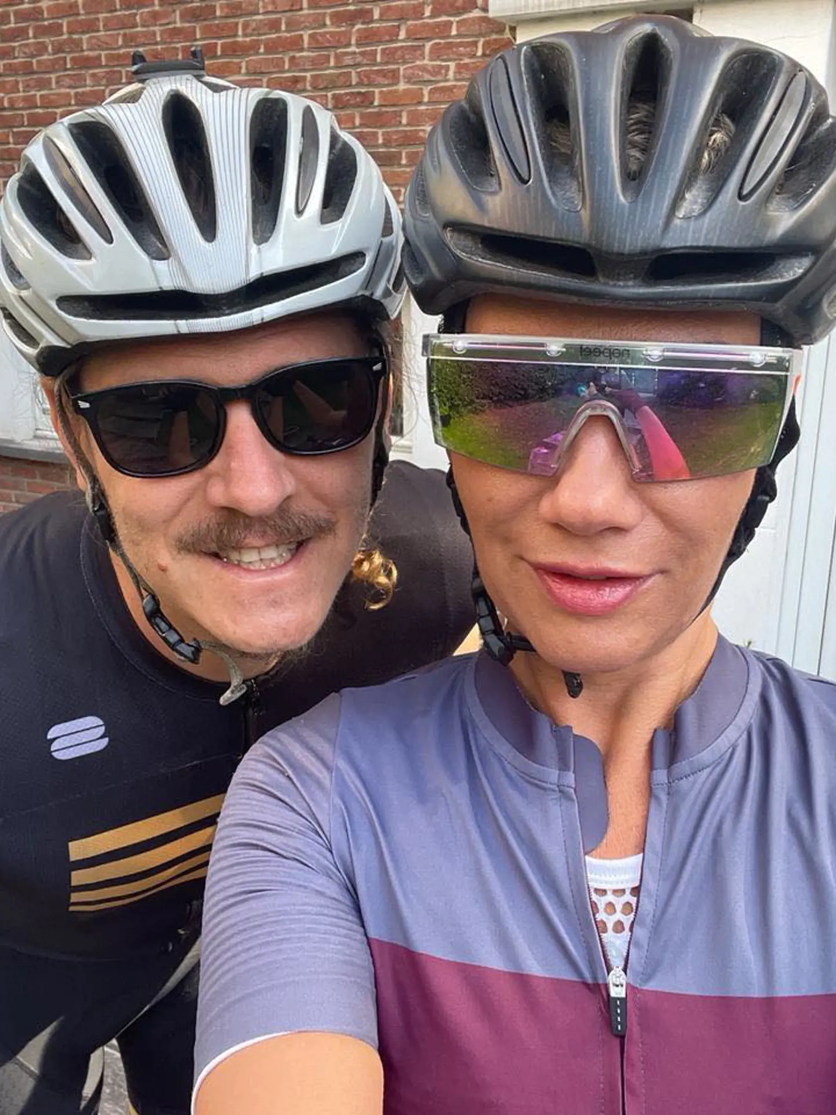 Exsaskárka Lucia Ďuriš Nicholsonová sú s celou rodinou sú vášniví cyklisti! Na snímke s manželom.