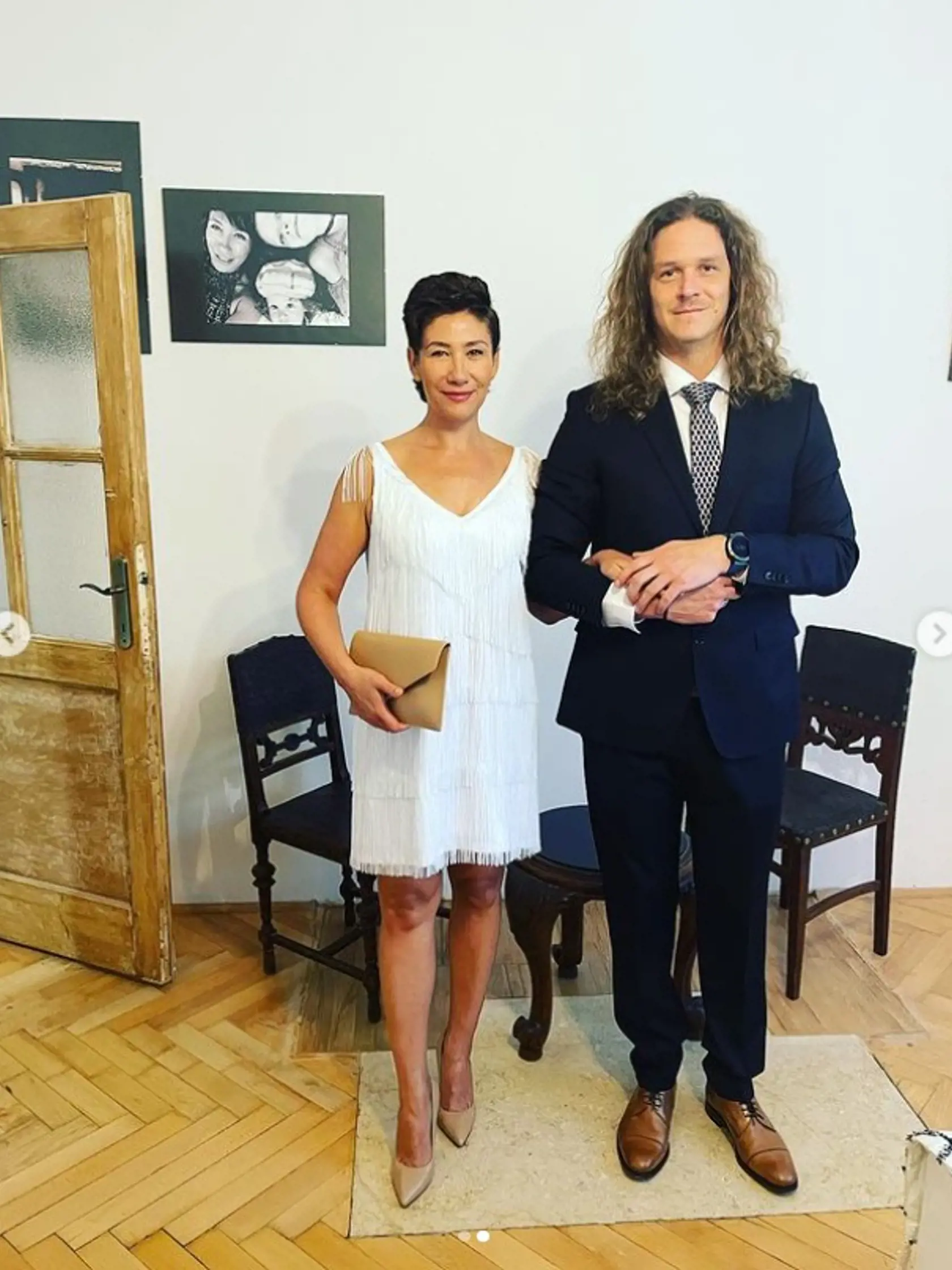 Europoslankyňa Lucia Ďuriš Nicholsonová s manželom Petrom, keď sa dajú do gala. Zatiaľ čo Ďuriš Nicholsonová mala krátky účes upravený na jednu stranu, on mal dlhé vlasy raz v cope a raz rozpustené.