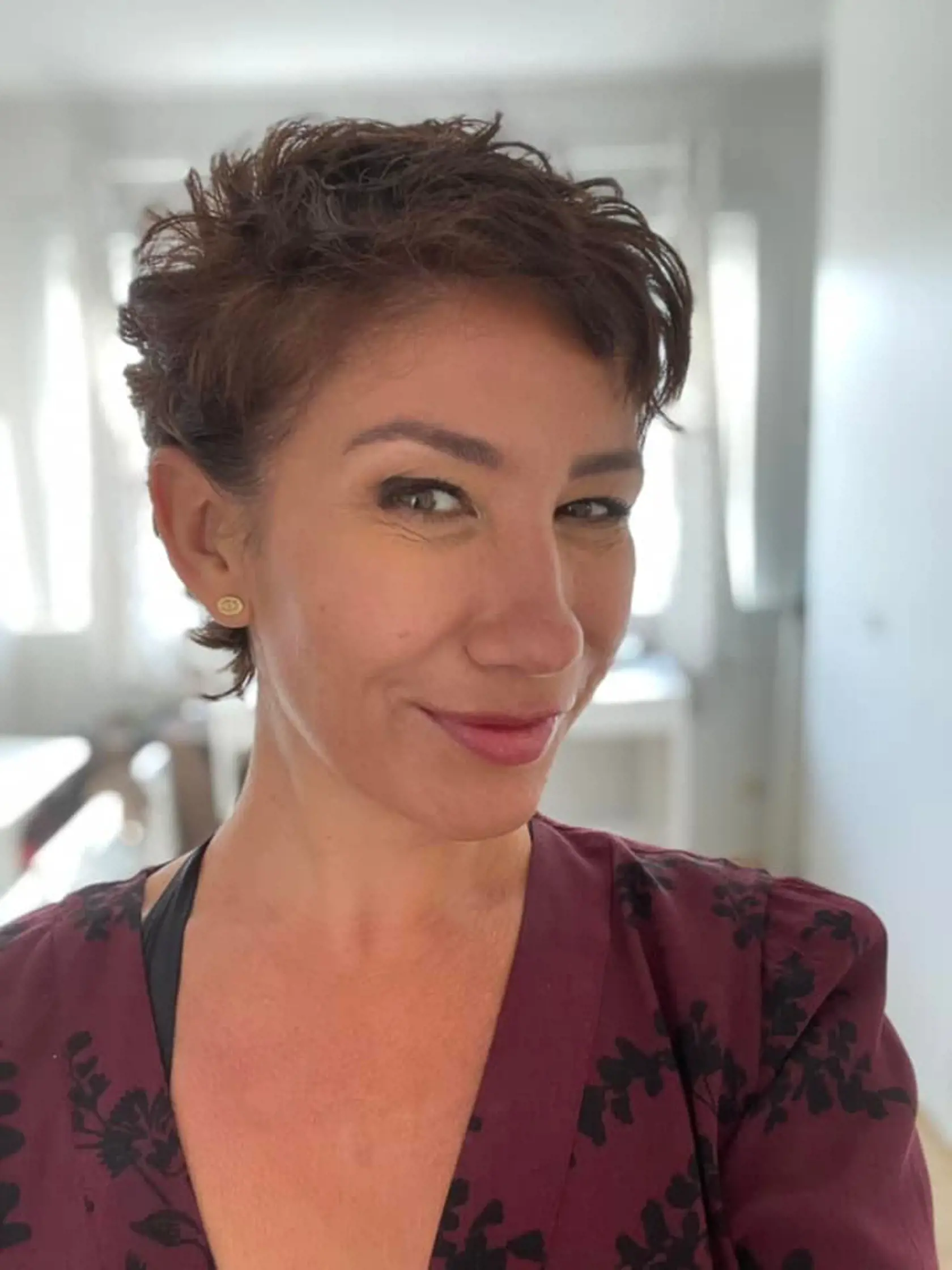 Europoslankyňa Lucia Ďuriš Nicholsonová po dvoch rokoch zhodila dredy a dala sa radikálne ostrihať. Podobne krátke vlasy mala už pred vyše 20 rokmi.