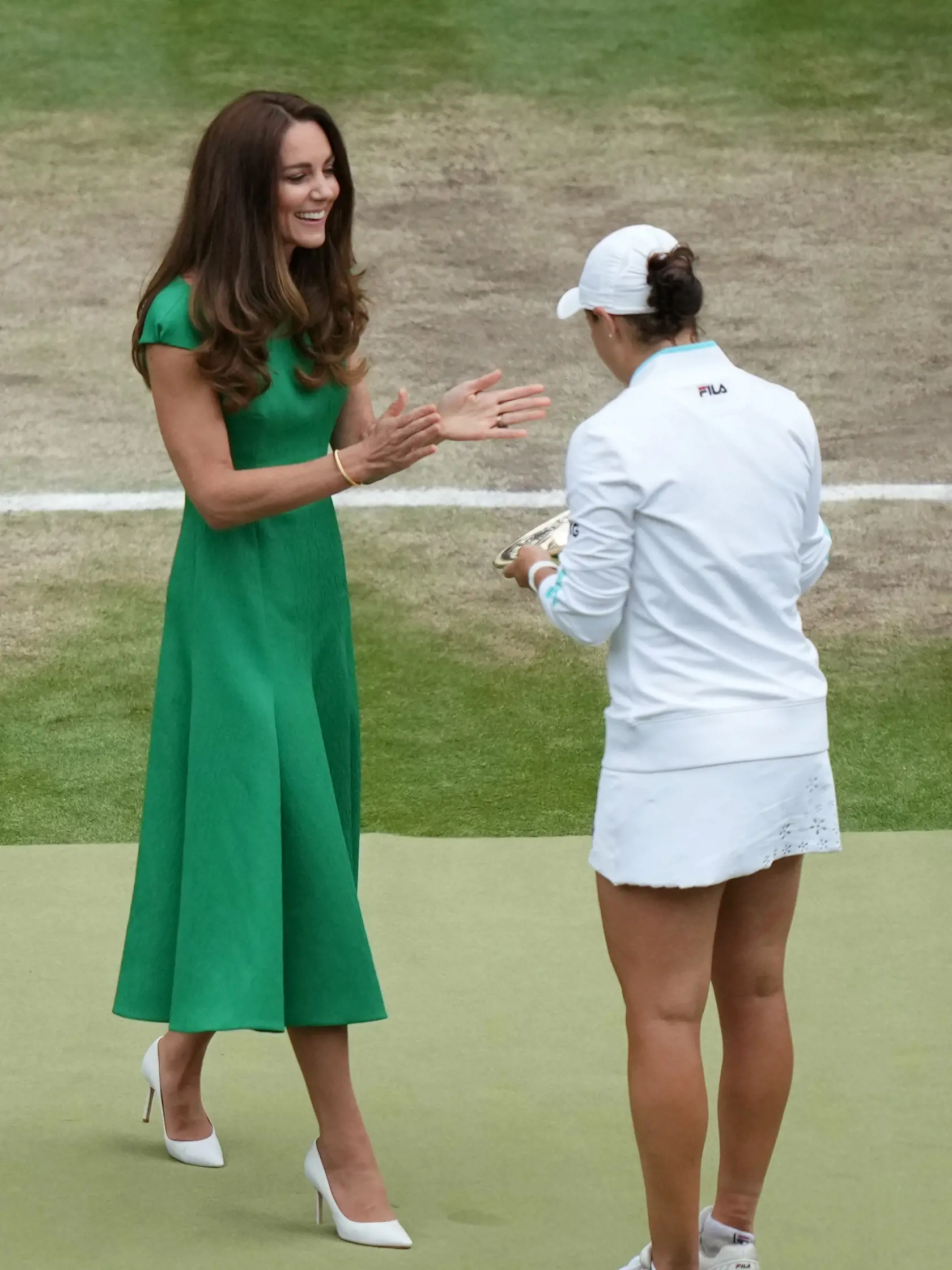 Na ženské finále, v ktorom Češka Plíšková podľahla Austrálčanke Bartyovej, si vojvodkyňa Kate obliekla výrazné zelené šaty značky Emilia Wickstead za 1600 eur.