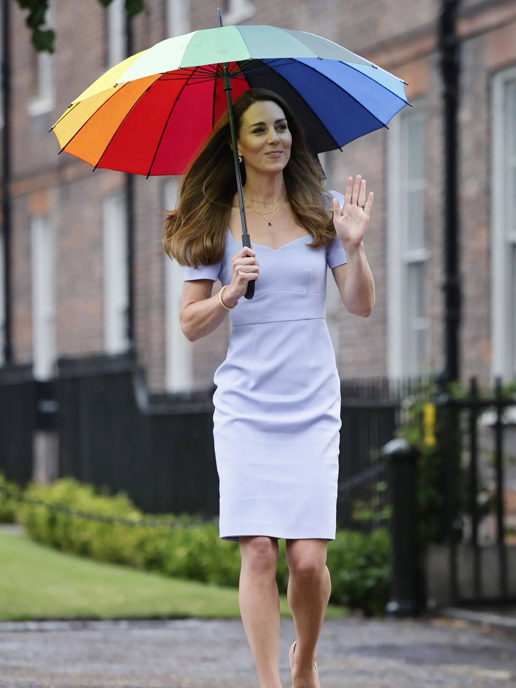 Kate s dáždnikom nielenže pripomínala hollywoodsku celebritu, ale zhodou okolností aj svoju sokyňu Meghan Markle (39), ktorá pred vyše rokom zažiarila za podobných okolností v takmer rovnakých šatách.