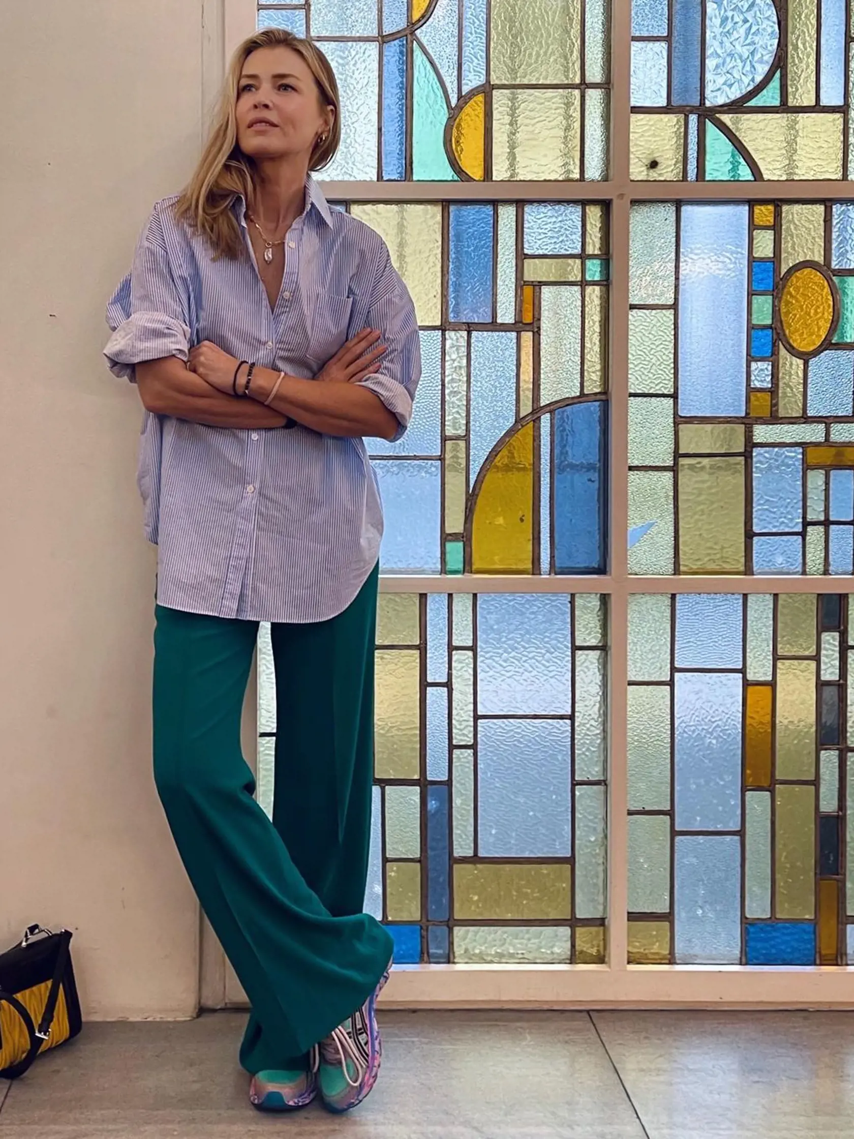 Daniela Peštová si obliekla ležérny outfit, v ktorom vyzerá jednoducho božsky. Prúžkovanú košeľu skombinovala s petrolejovými marlene nohavicami a farebnými teniskami. Navyše ladí s vitrážovým oknom!