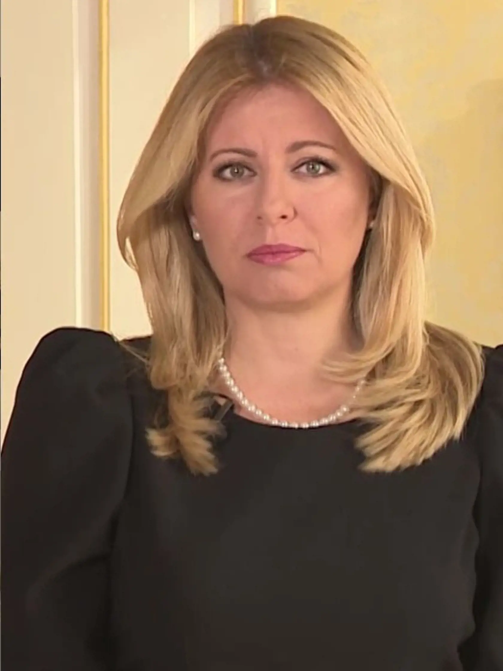 ZAMILOVALA SI PERLY Odkedy prezidentka chodí s Jurajom Rizmanom, v krúžku, častejšie nosí šperky, typické pre silné a vplyvné ženy.