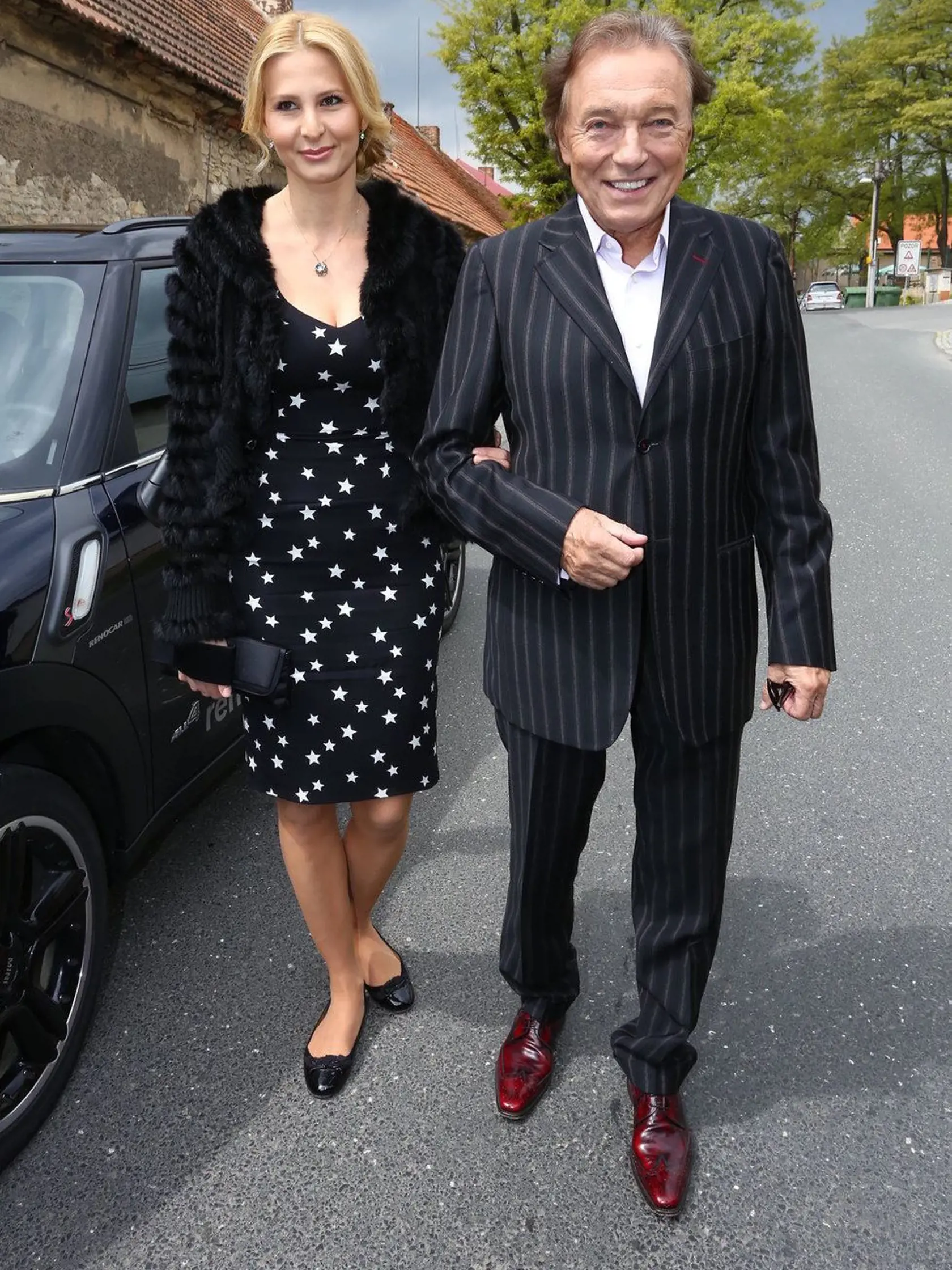 Karel Gott sa na svadbe Agáty Hanychovej stále usmieval.