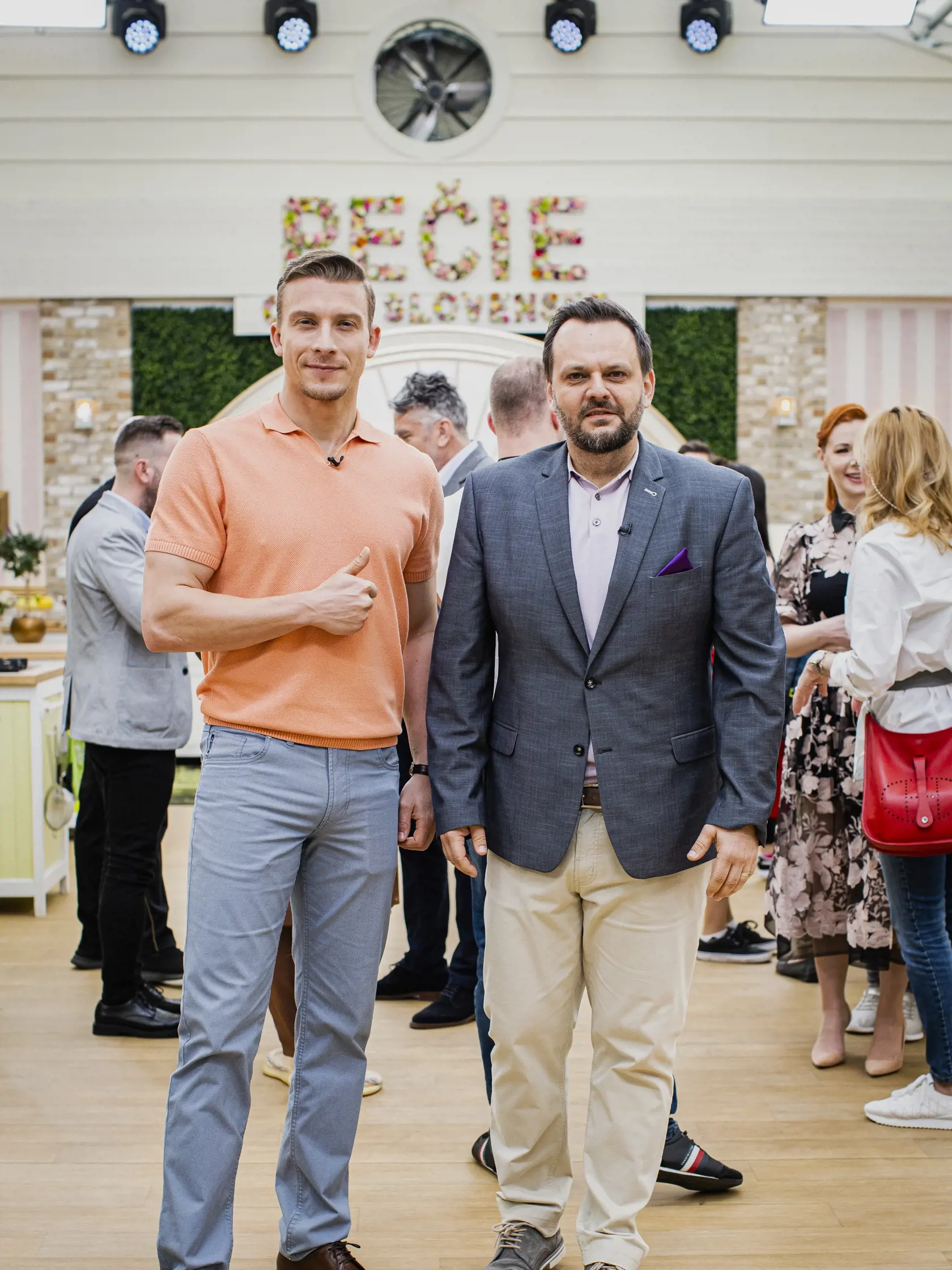 Na snímke Juraj Bača a Milan Zimnýkoval počas natáčania tretej série programu RTVS Pečie celé Slovensko.