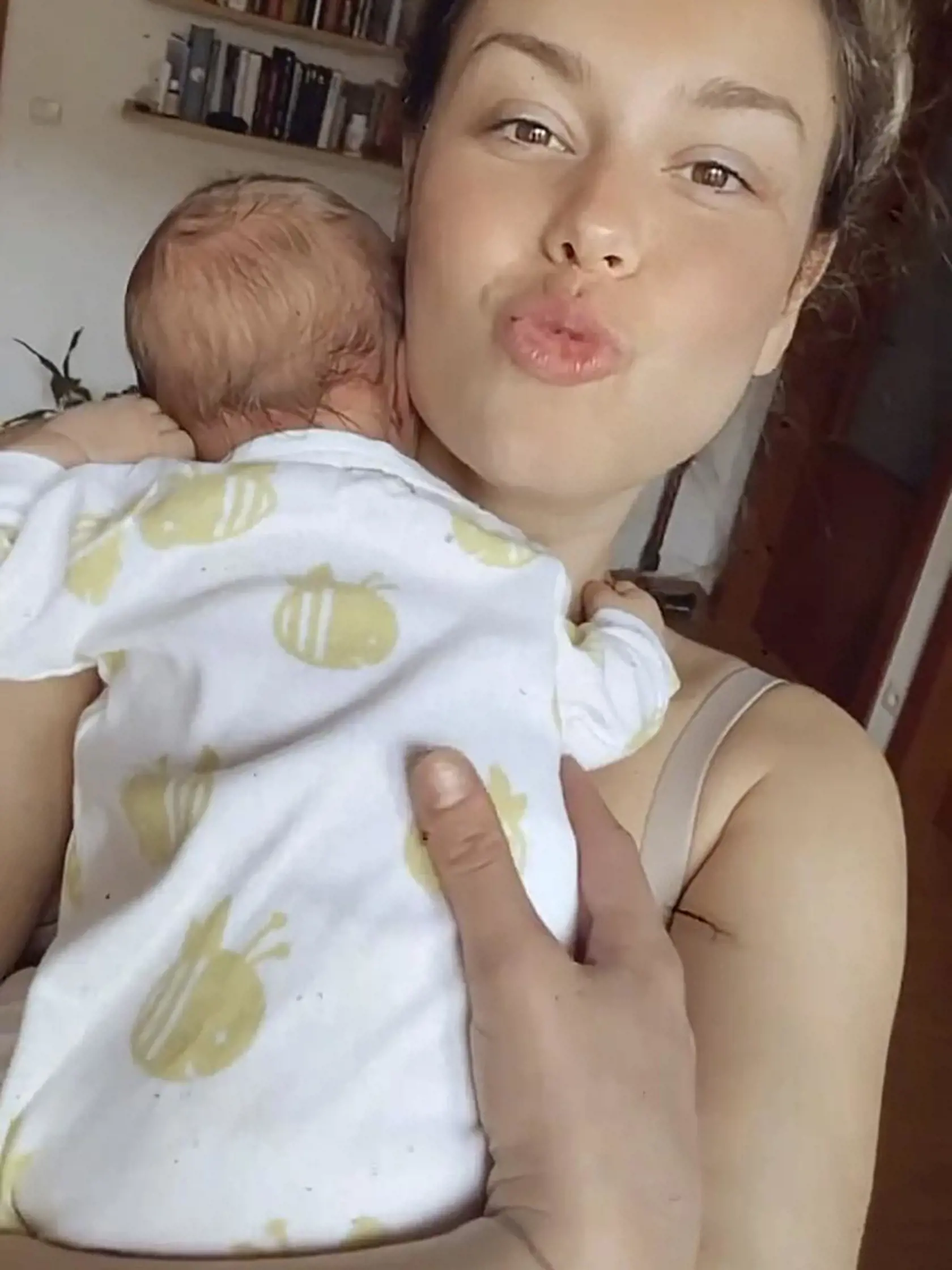 UŽ JE DOMA
Šťastná Dominika
s malou Maiou.