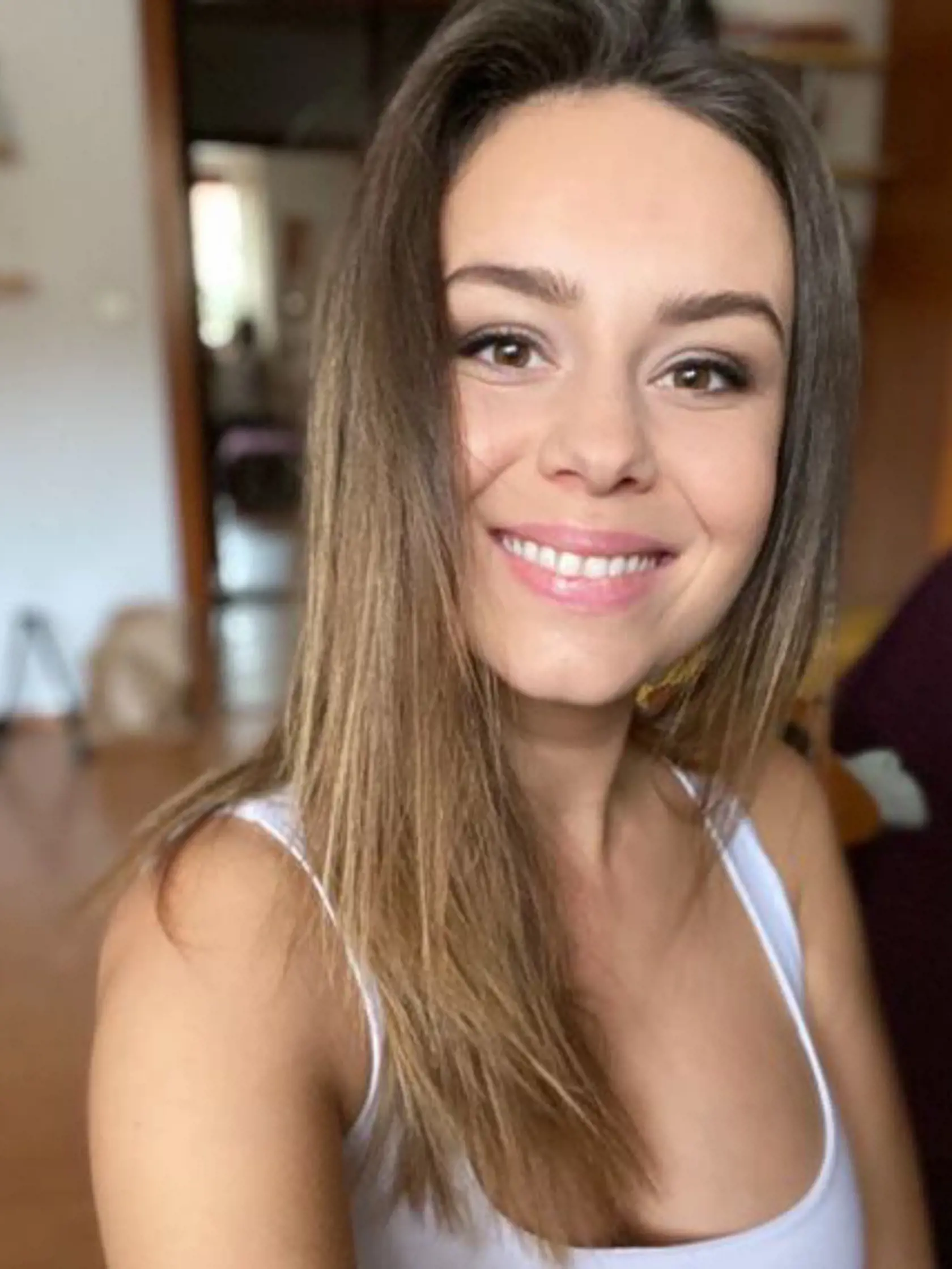 Dominika Kavaschová mala svetlé hnedé vlasy.