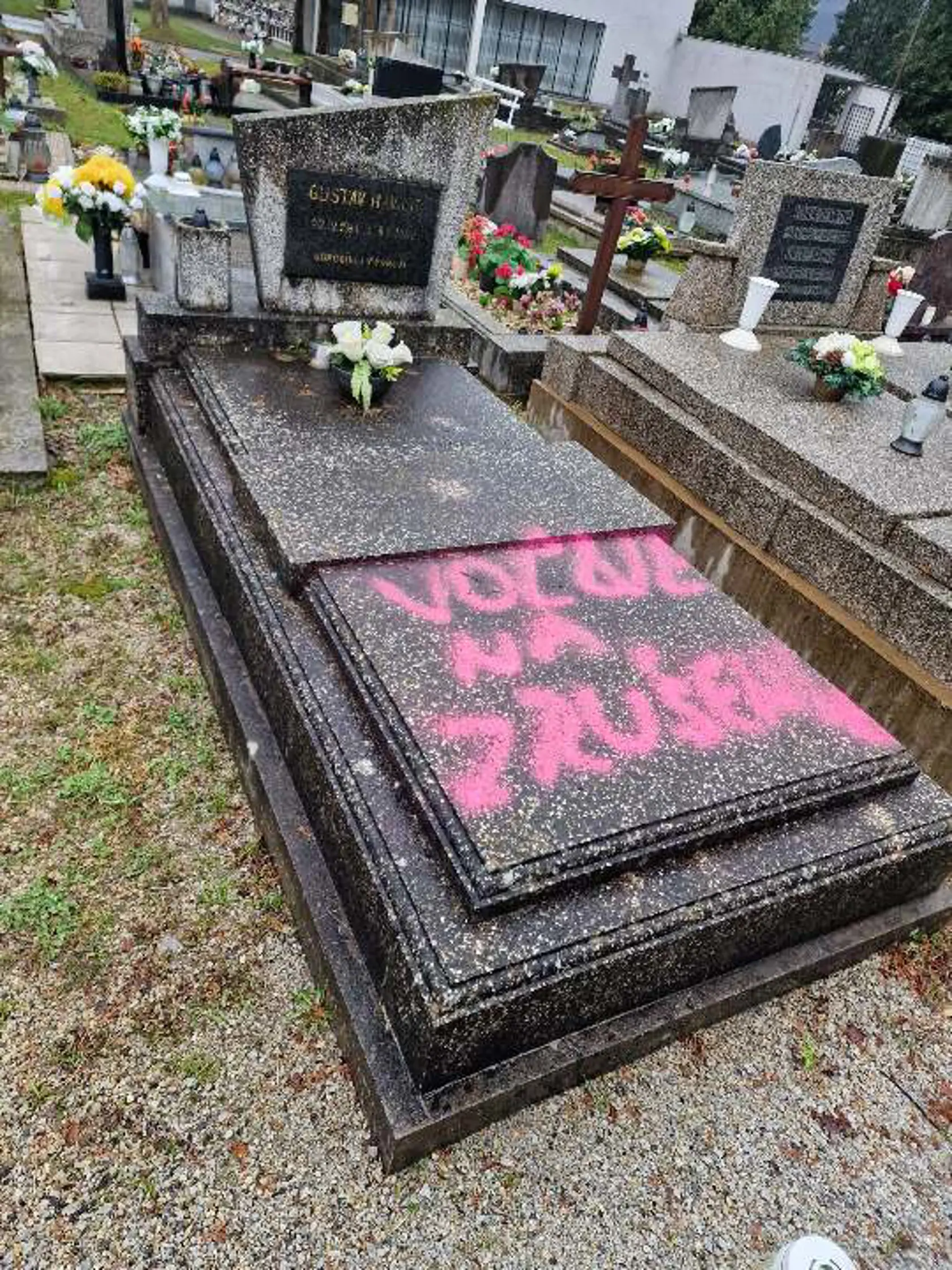 Podľa niektorých ide o hanobenie hrobových miest.