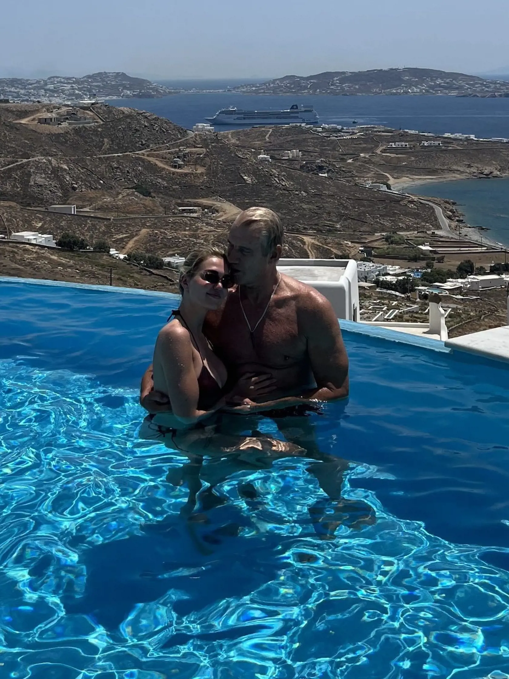 Ako najnovšie informujú viaceré médiá, Dolph a jeho krásna partnerka Emma sa 13. júla zosobášili.