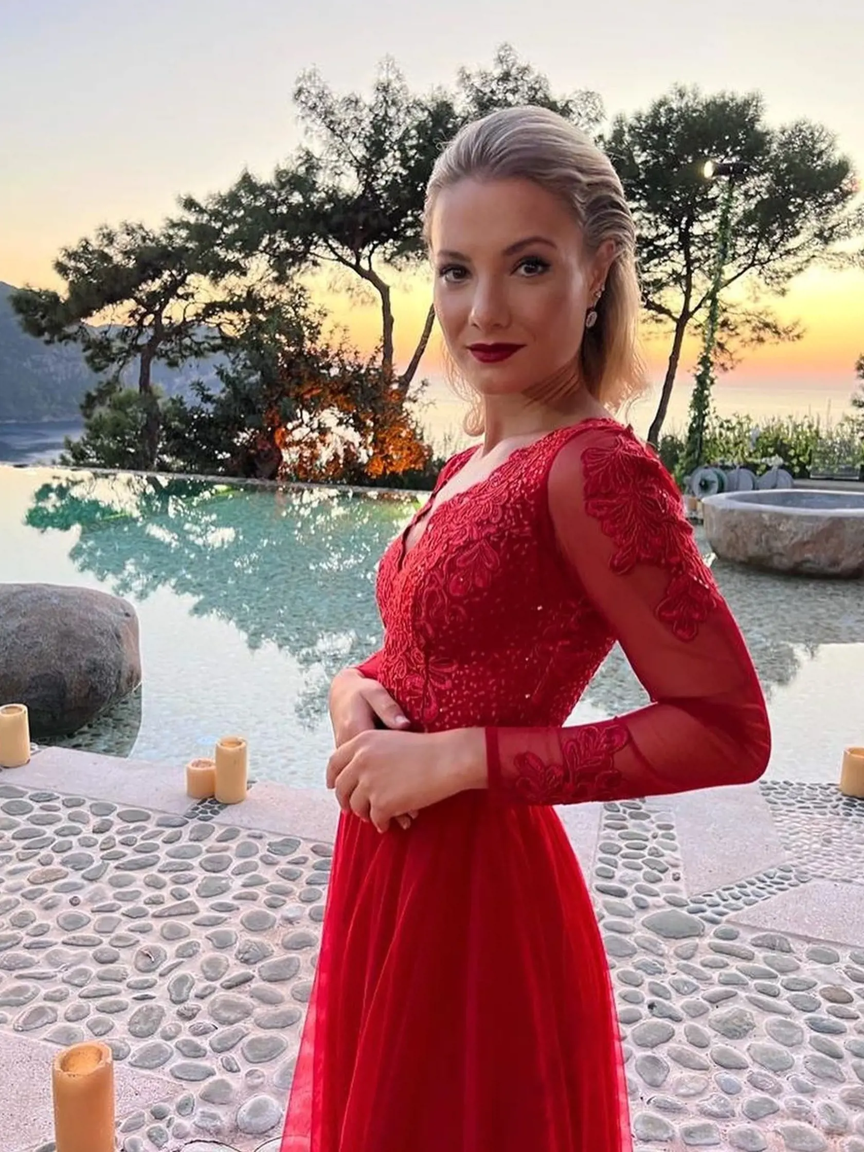 Mirka z Ruže v poslednej epizóde ohúrila v červených šatách. Pripomínala slávnu monackú kňažnú GRACE KELLY.